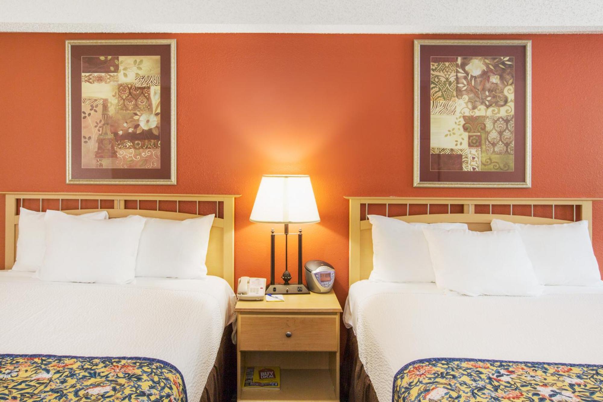 Queen Room with Two Queen Beds - Non-Smoking - Photo 8