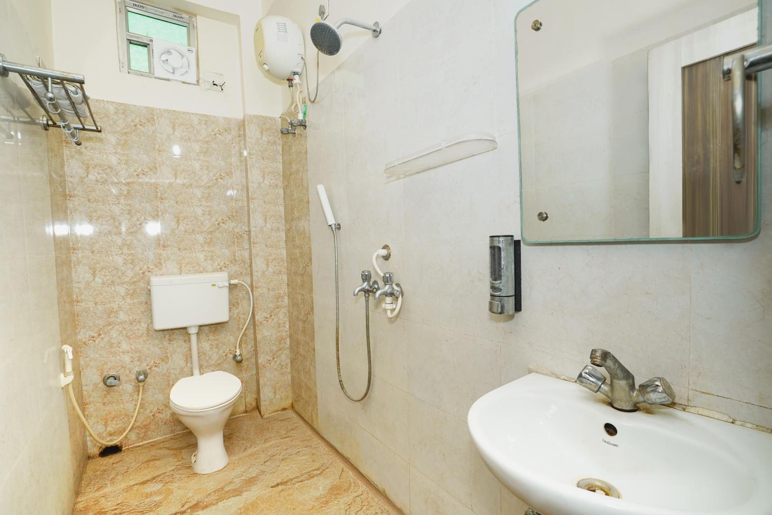 Deluxe Double Room with Balcony - Photo 6