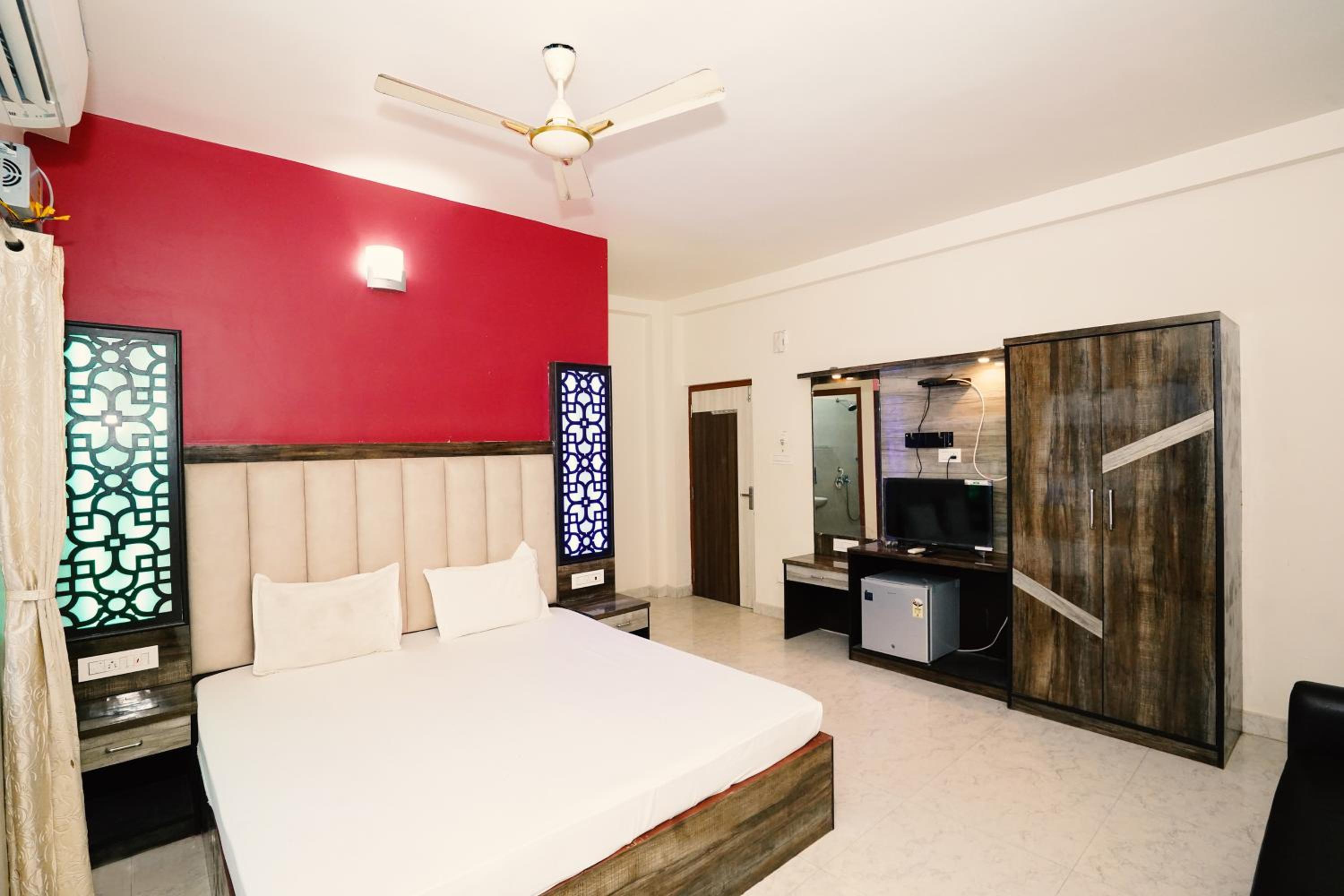 Deluxe Double Room with Balcony - Photo 3