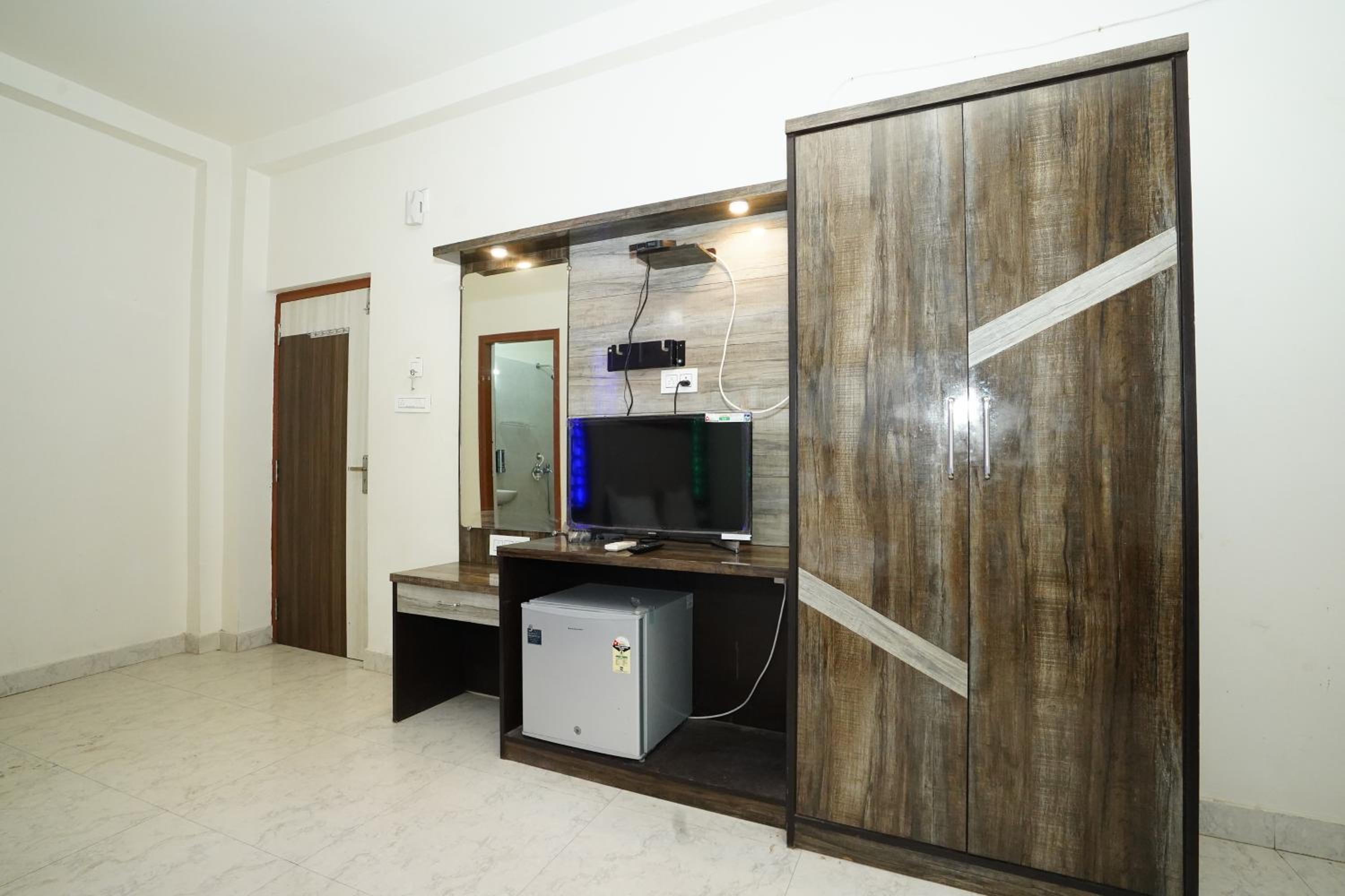 Deluxe Double Room with Balcony - Photo 4