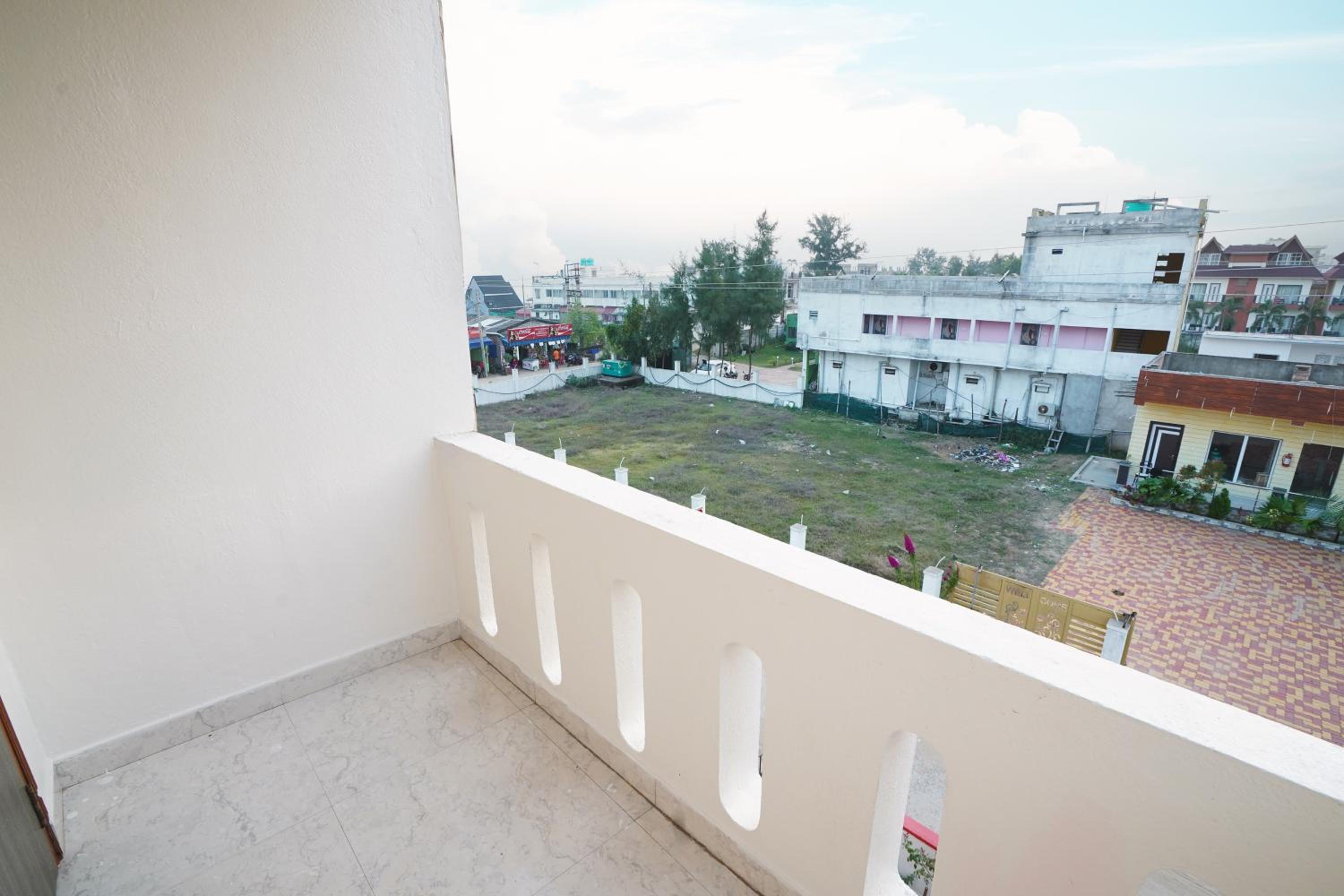 Deluxe Double Room with Balcony - Photo 5