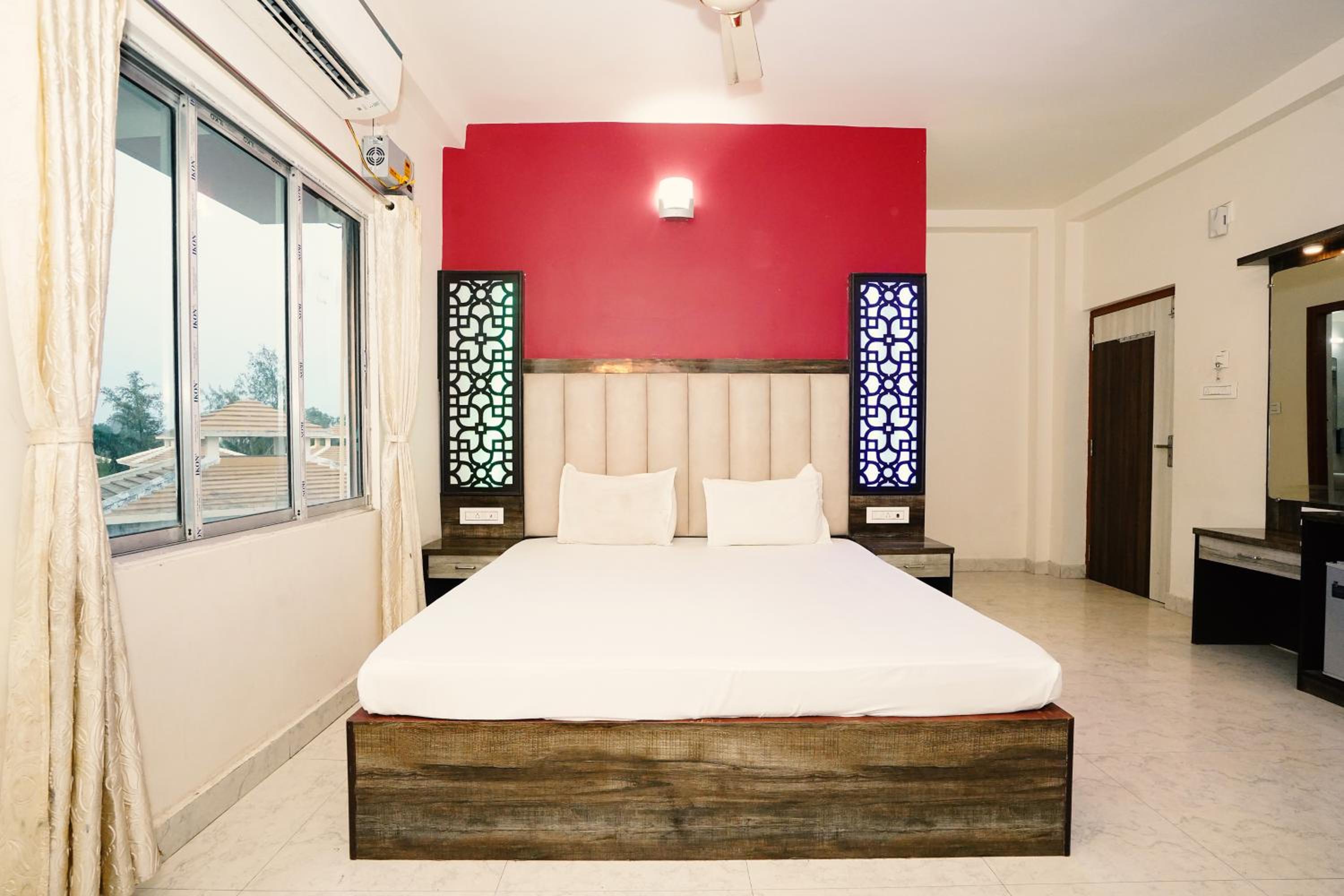 Deluxe Double Room with Balcony - Photo 2