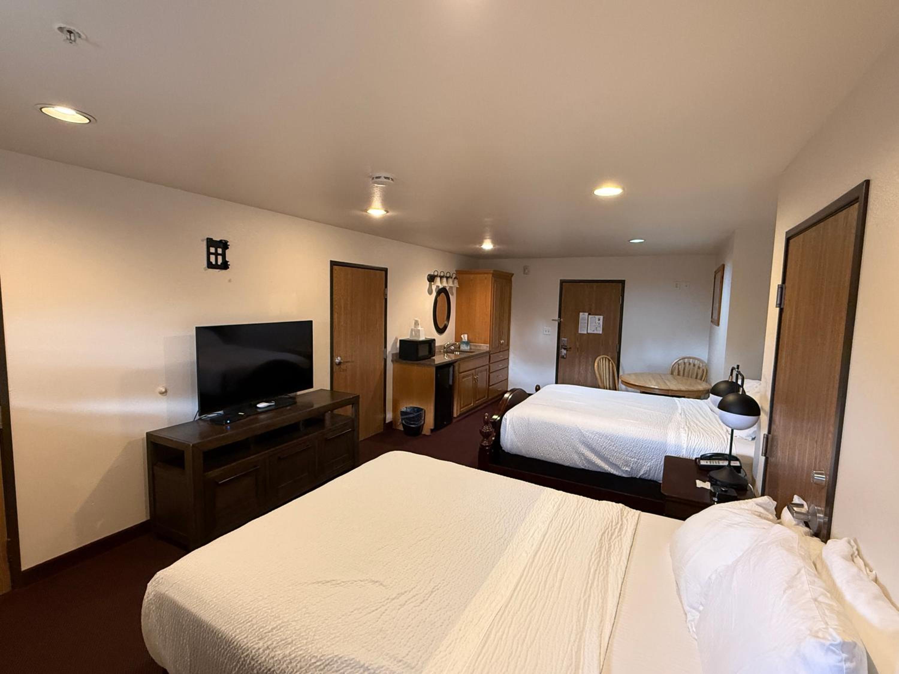 Deluxe Studio Suite with Two Queen Beds - Non-Smoking photo 3