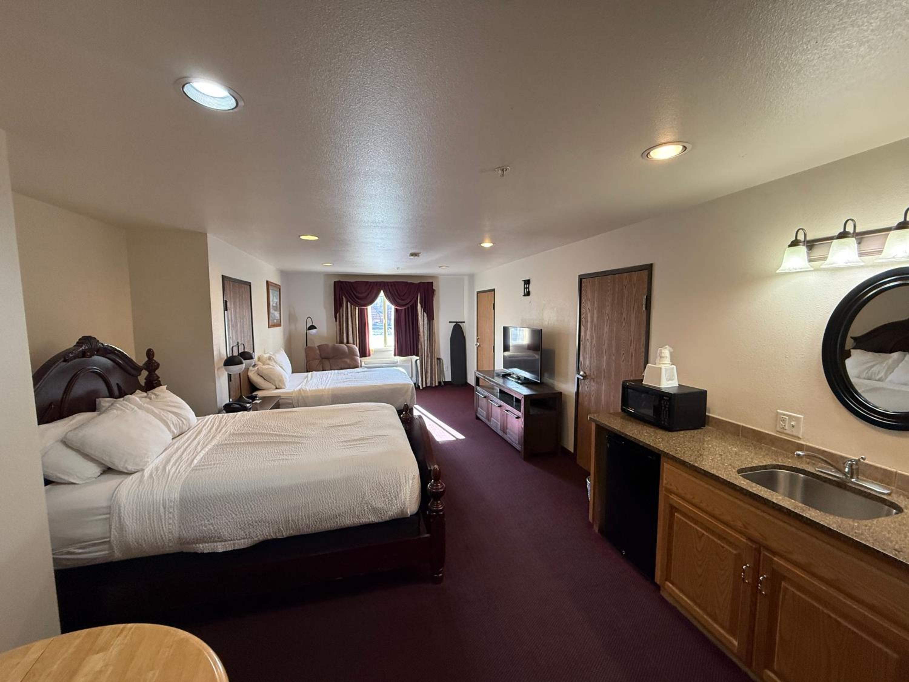 Deluxe Studio Suite with Two Queen Beds - Non-Smoking photo 2