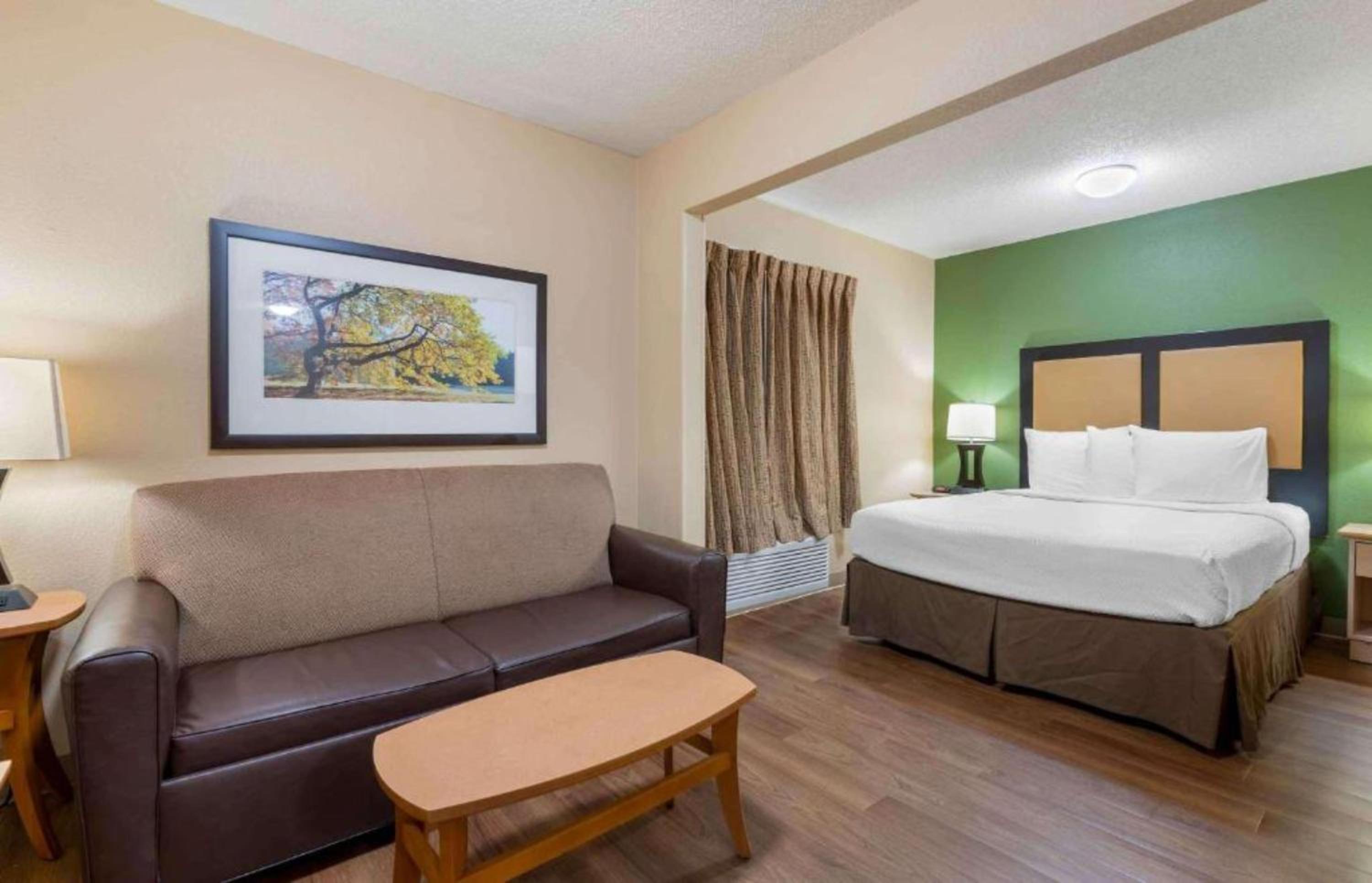 1 Queen Bed | Suite, Non-Smoking, Kitchen - Photo 3