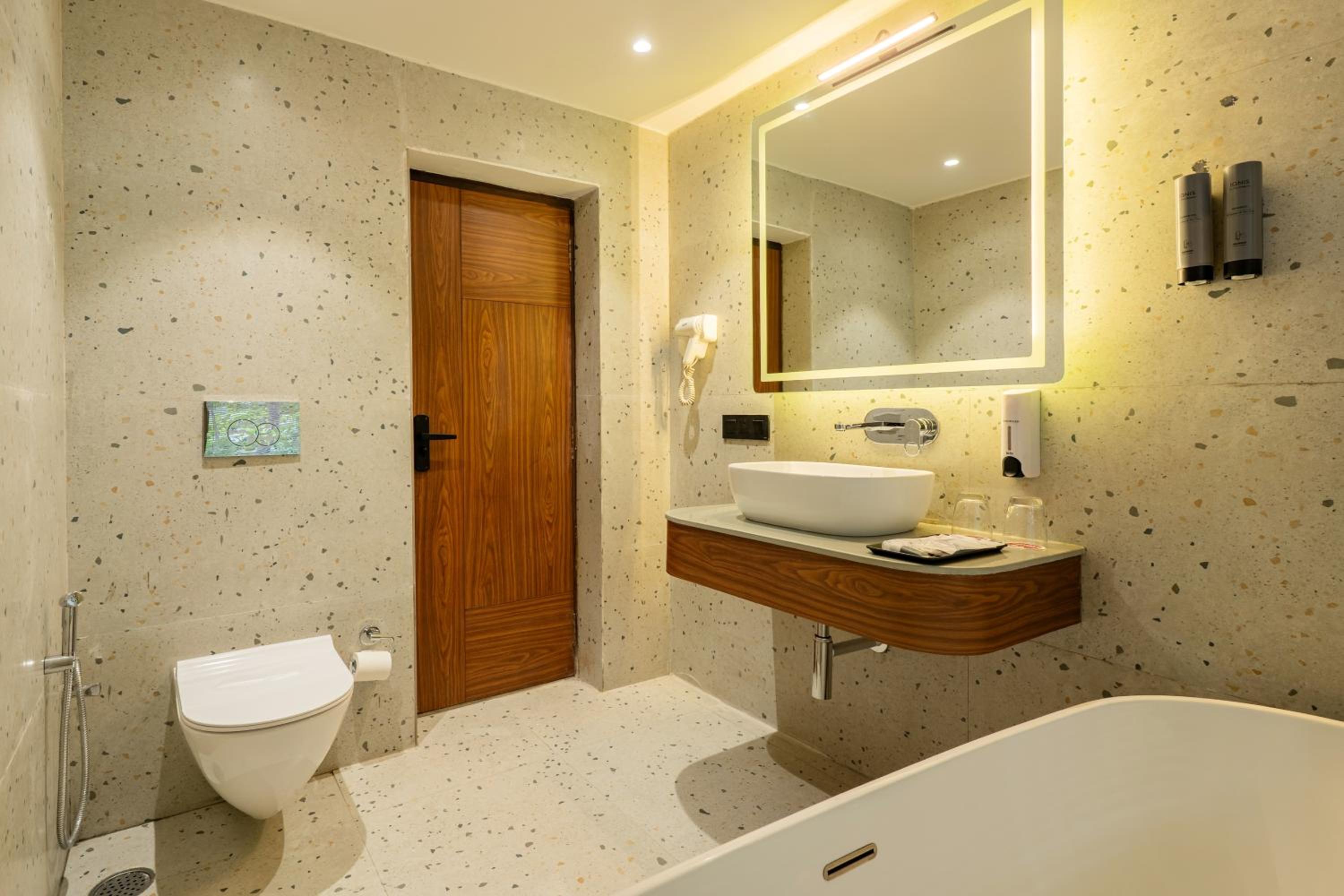 	Premium Ganges View Room With Bathtub - Photo 5
