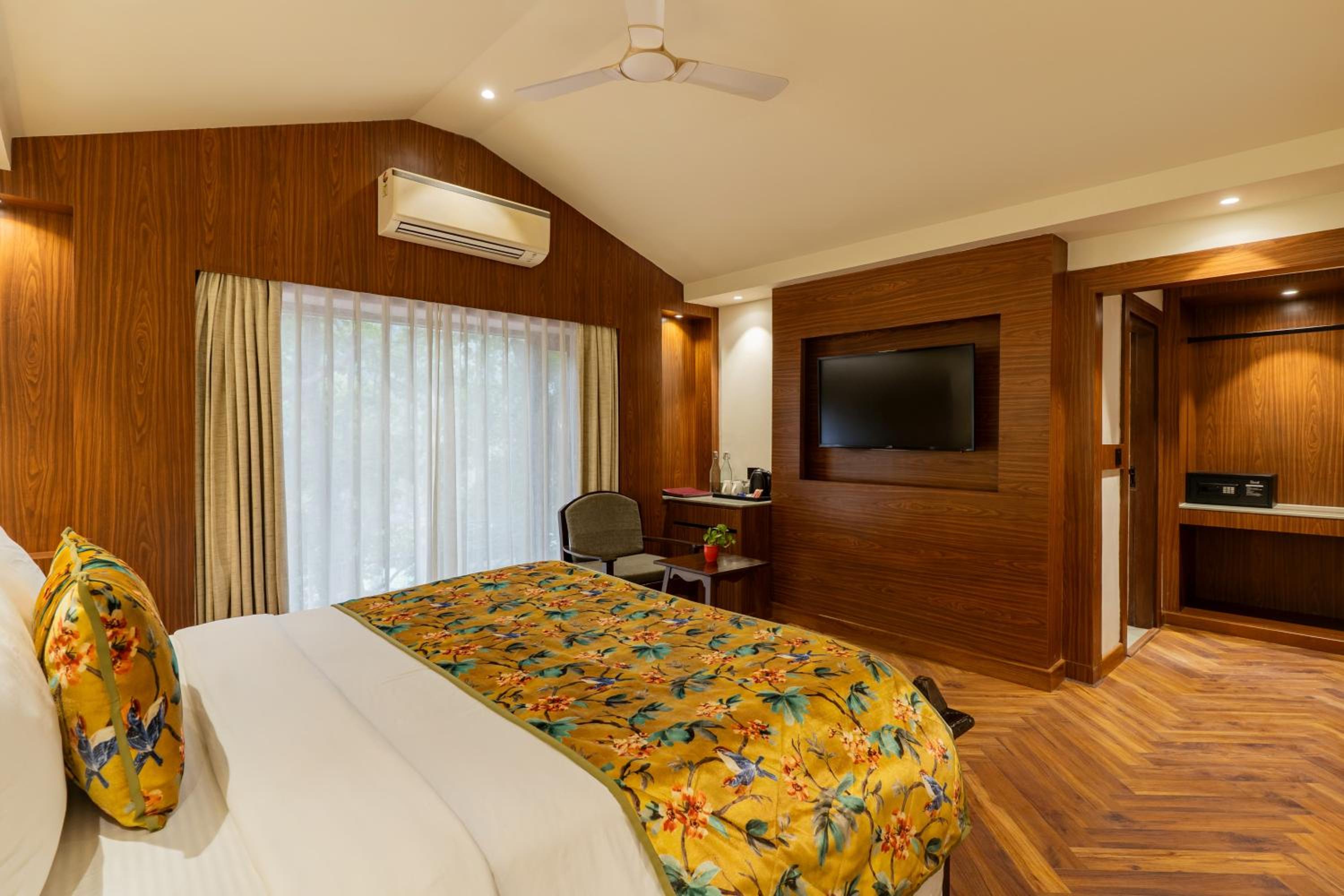 	Premium Ganges View Room With Bathtub - Photo 4
