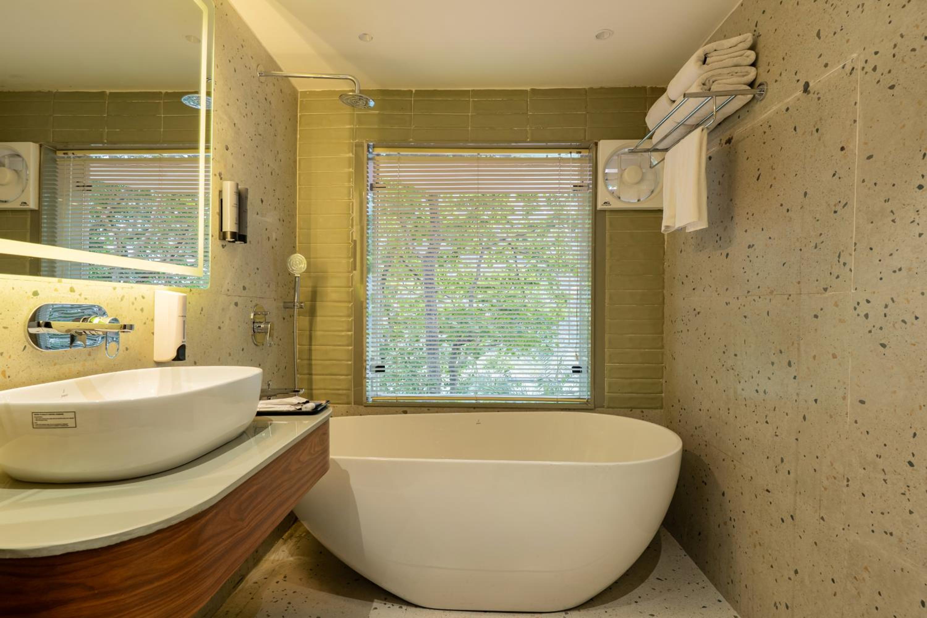 	Premium Ganges View Room With Bathtub - Photo 1