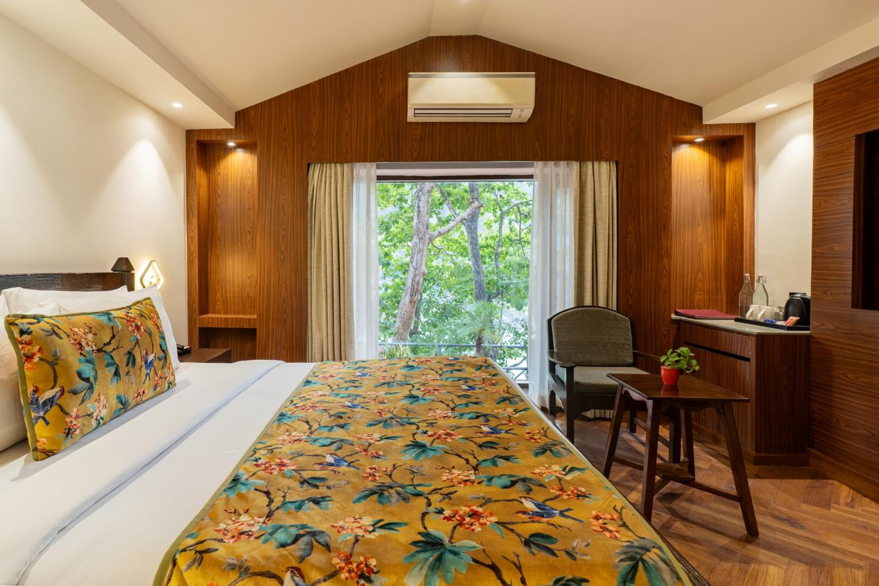 	Premium Ganges View Room With Bathtub - Photo 2