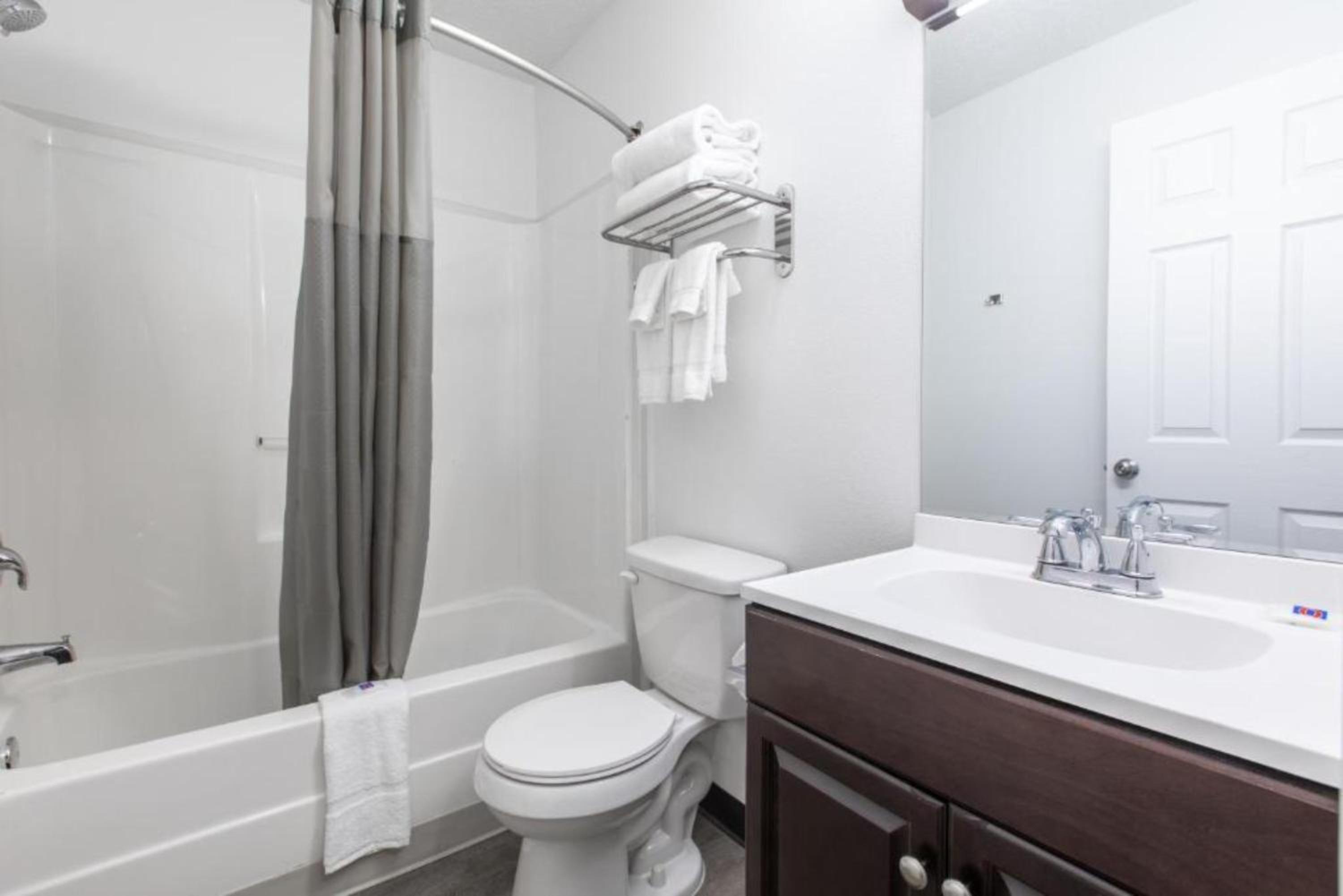 1 Queen Bed | Non-Smoking, Kitchen - Photo 4