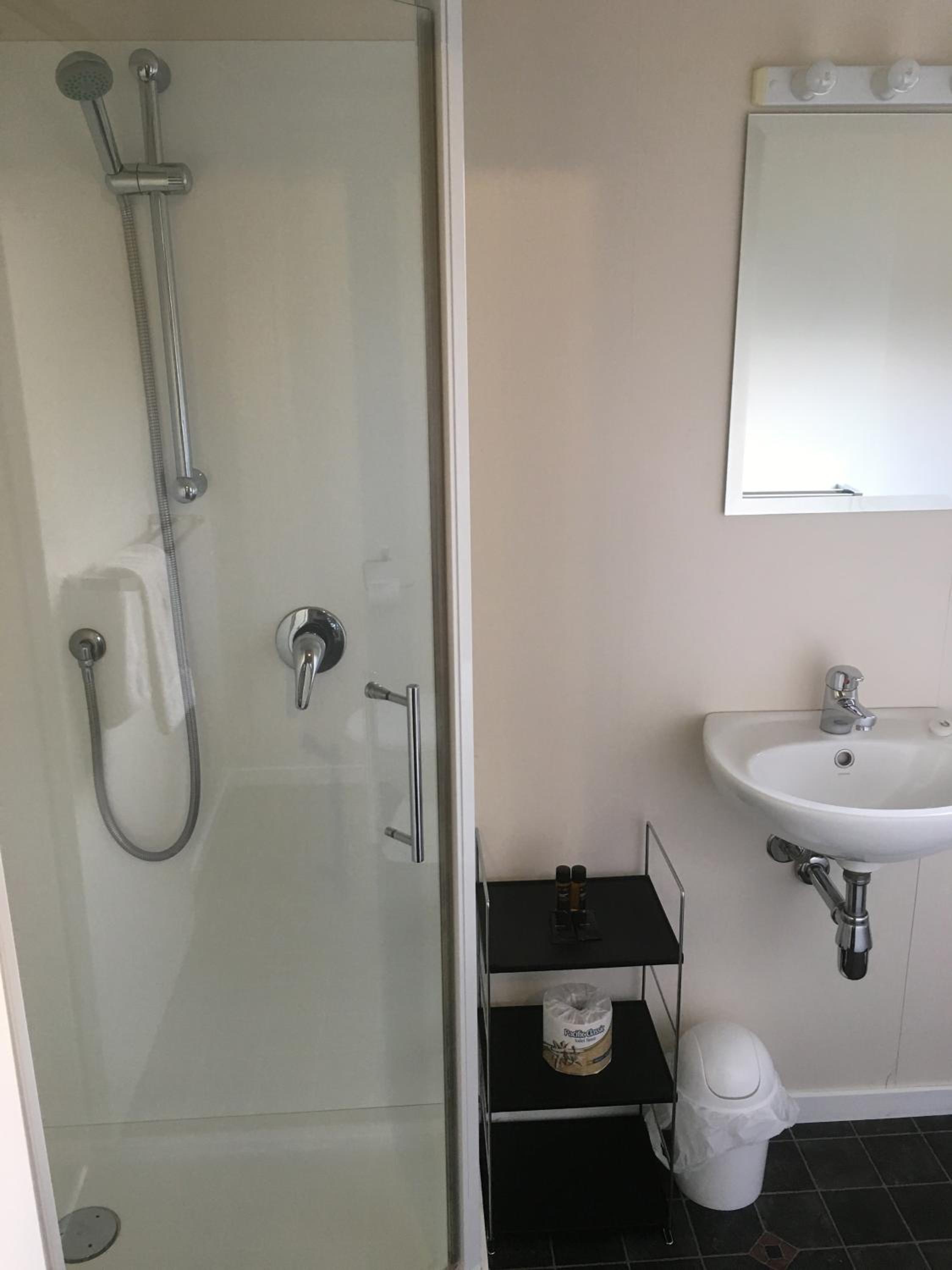Ensuite Double photo 3