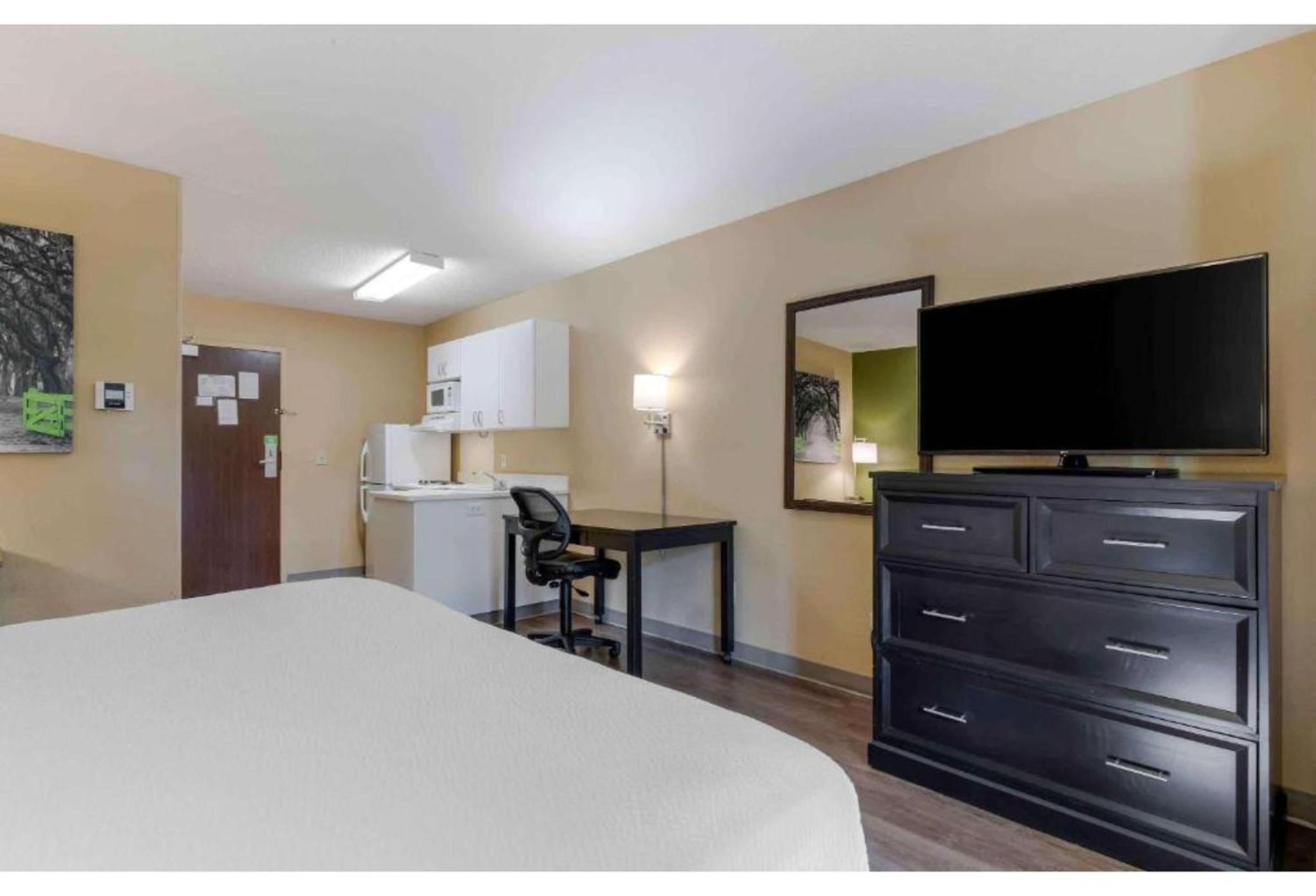 1 Queen Bed | Mob Acc Tub Ste Nsmk Sb Micfri