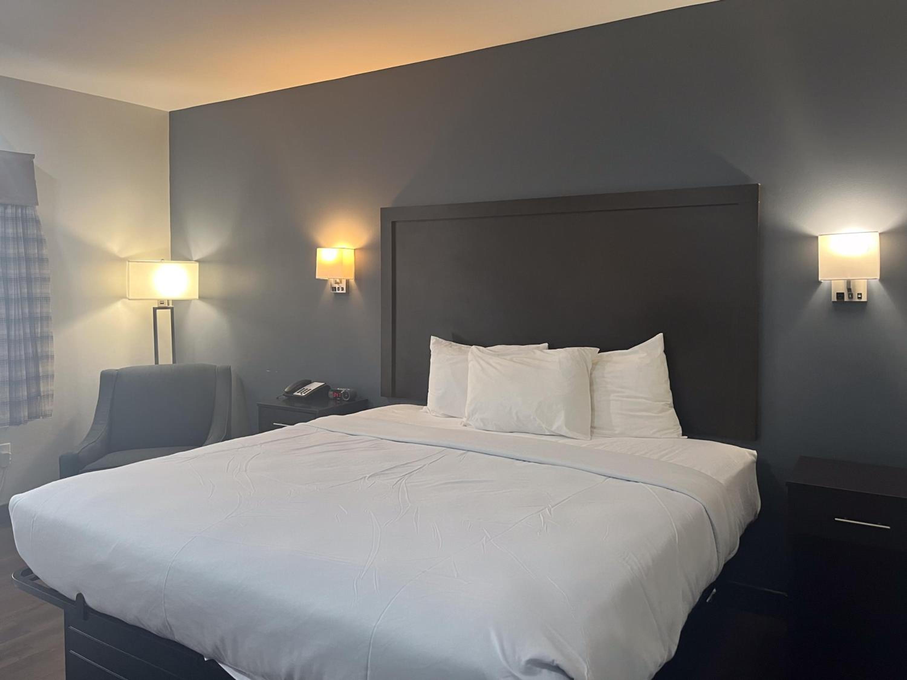 1 KING BED | DELUXE, SOFA-BED photo 1