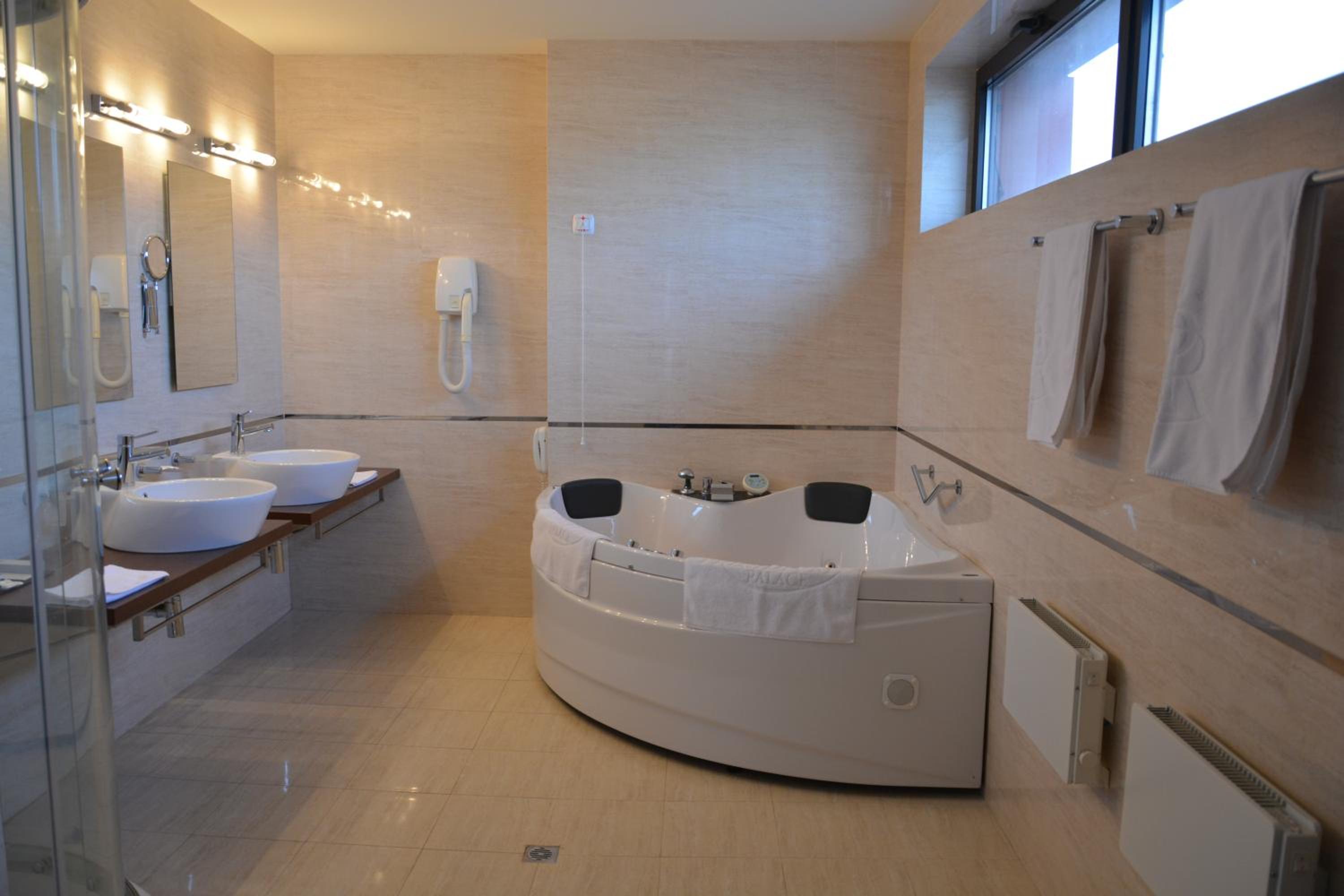 Two-Bedroom Apartment with Spa Bath - Photo 6