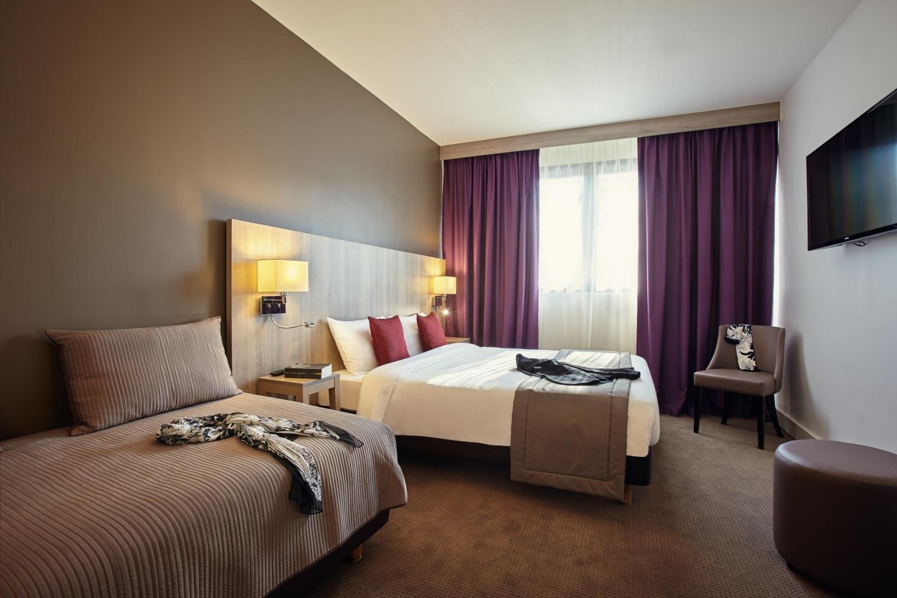 Classic Room with One Double Bed and One Single Bed - Photo 7
