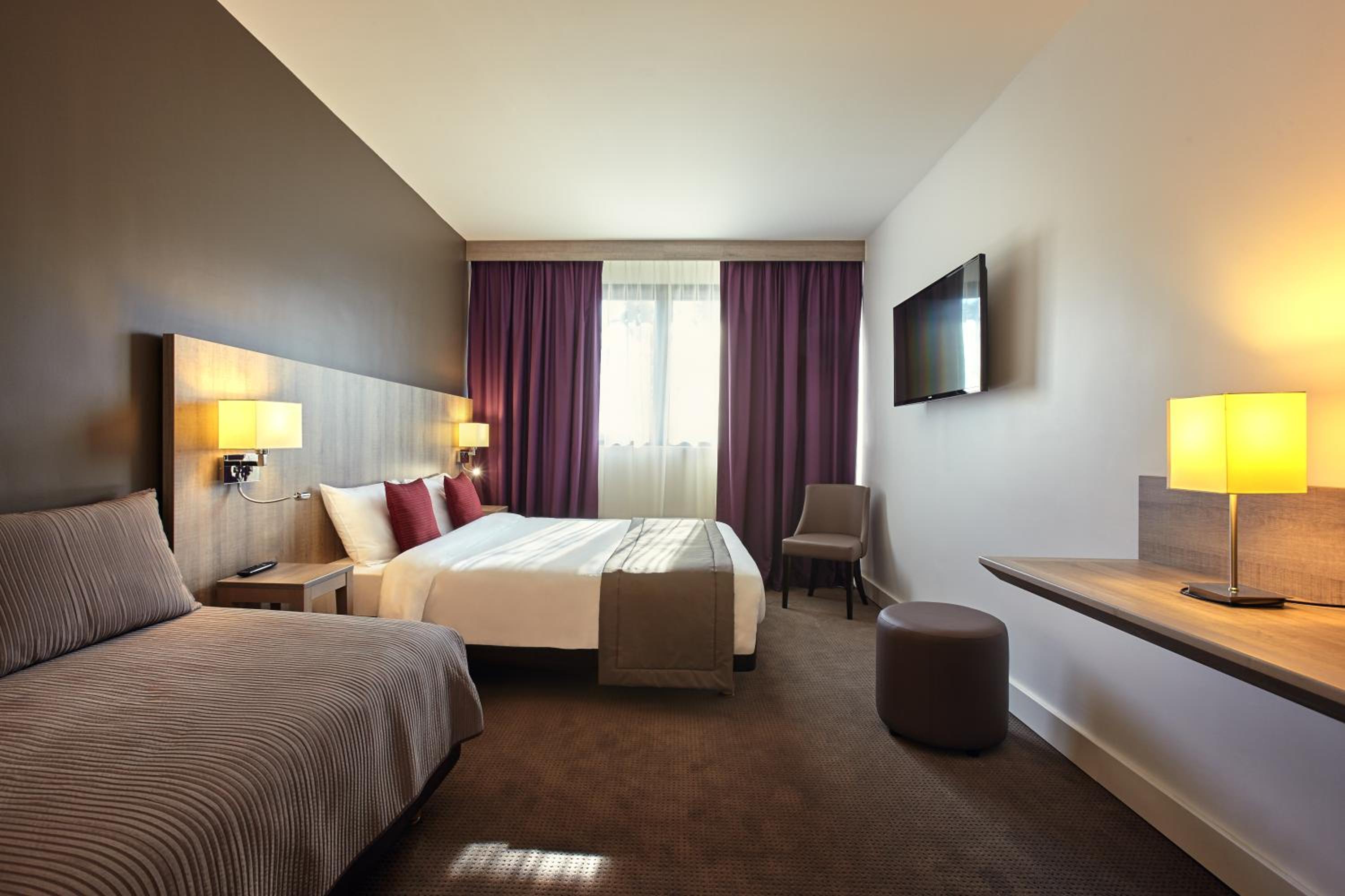 Classic Room with One Double Bed and One Single Bed thumbnail 5