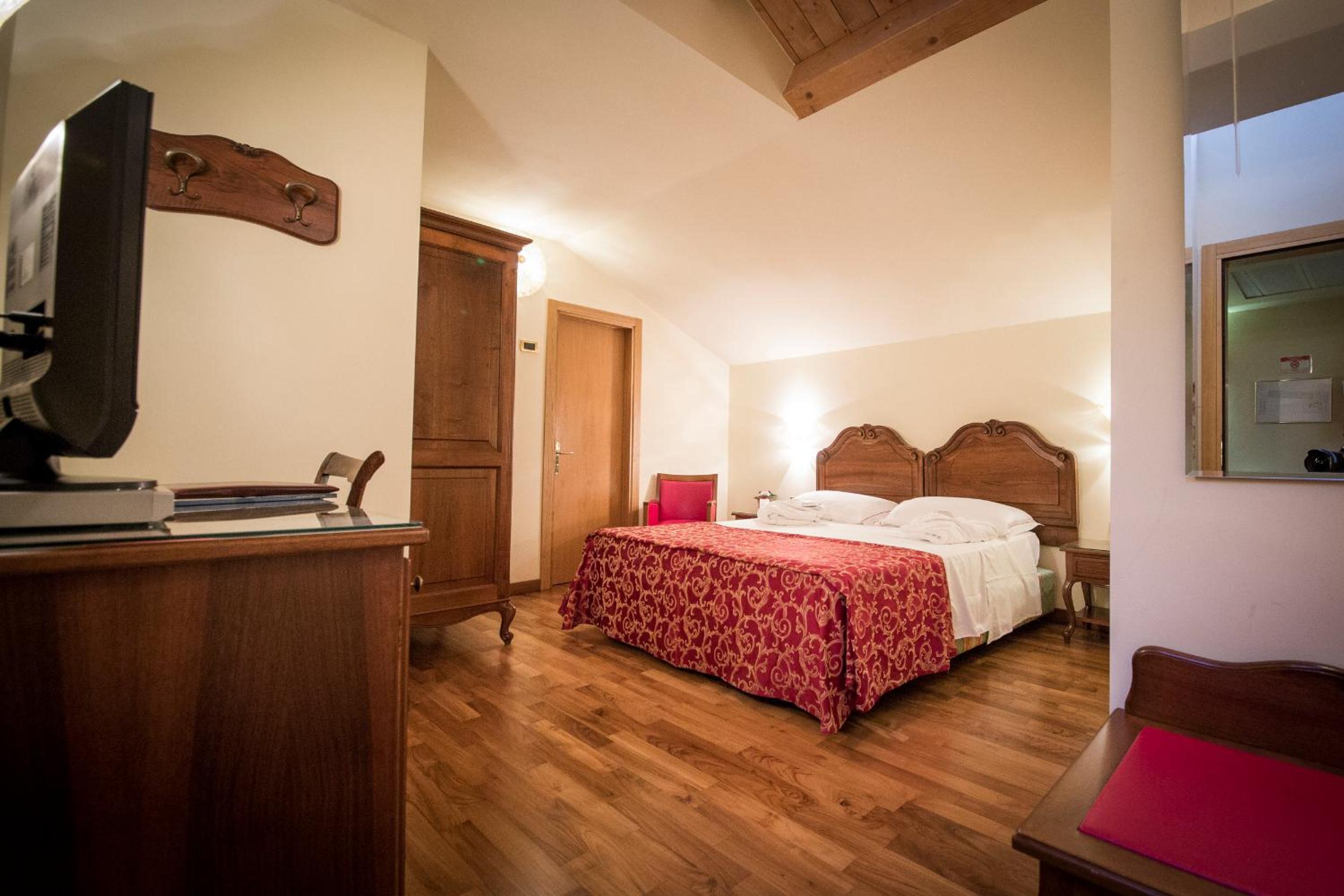 Standard Double Room - Photo 7