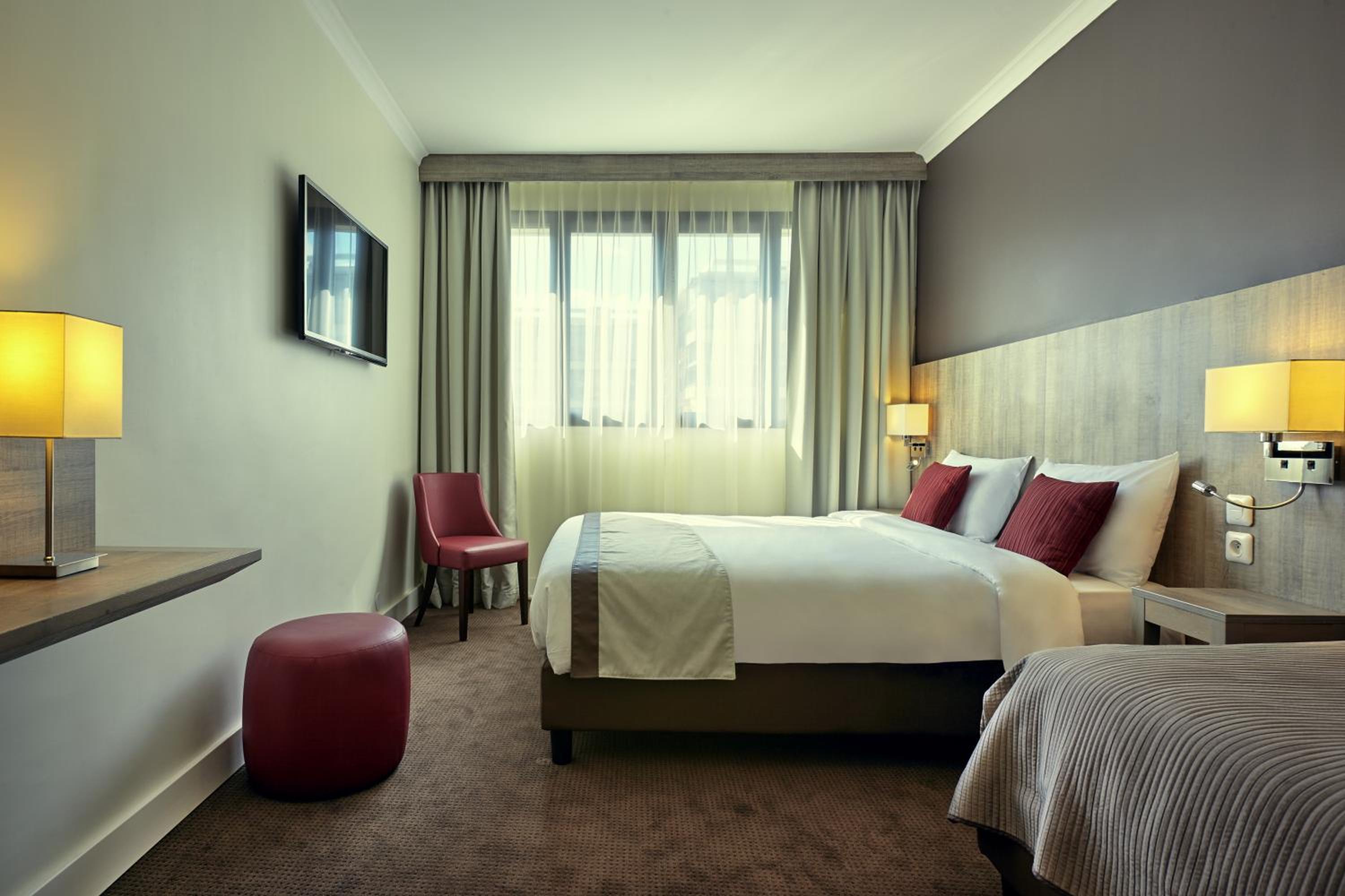 Classic Room with One Double Bed and One Single Bed - Photo 13