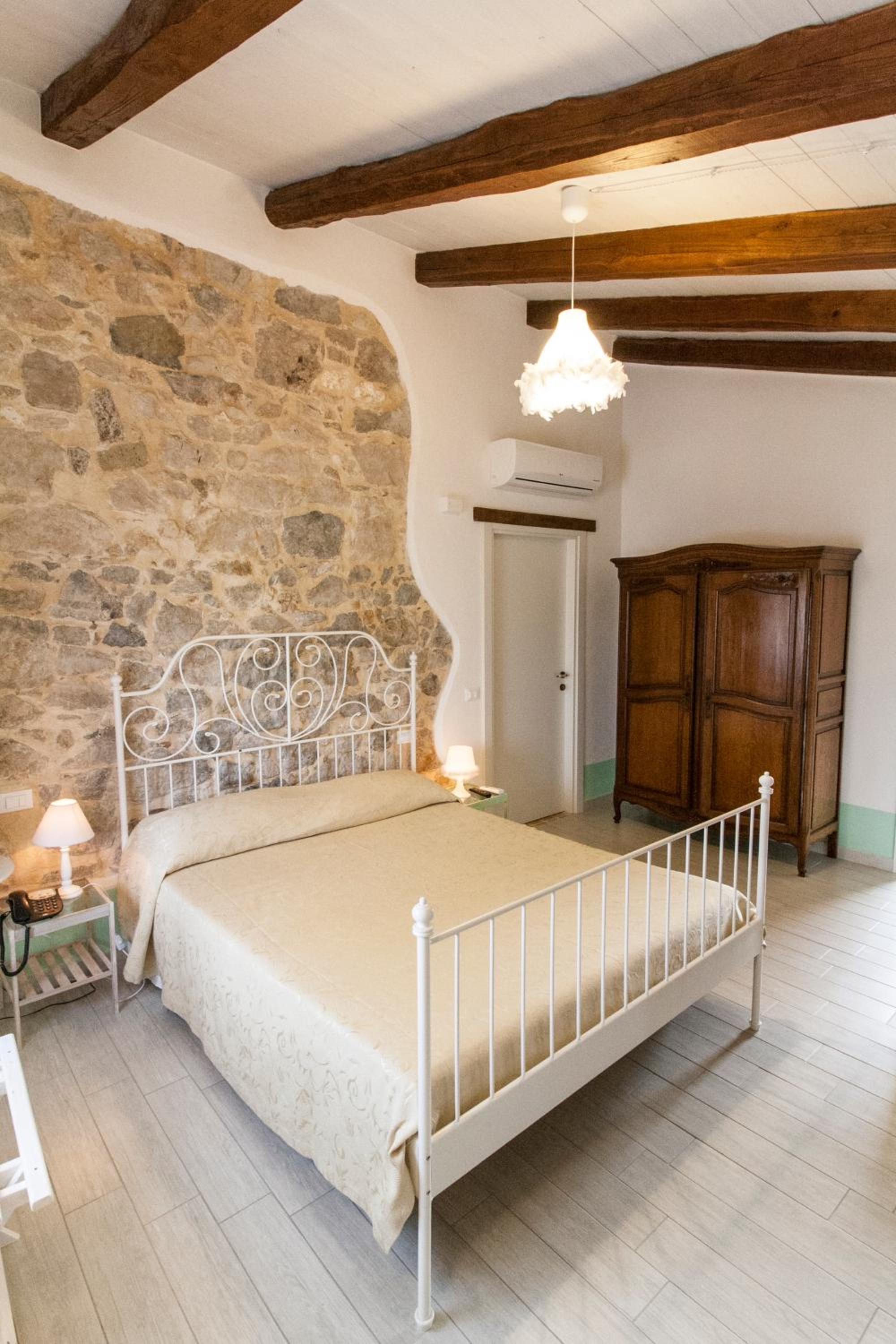 Deluxe Room (2 Adults + 1 Child) photo 1