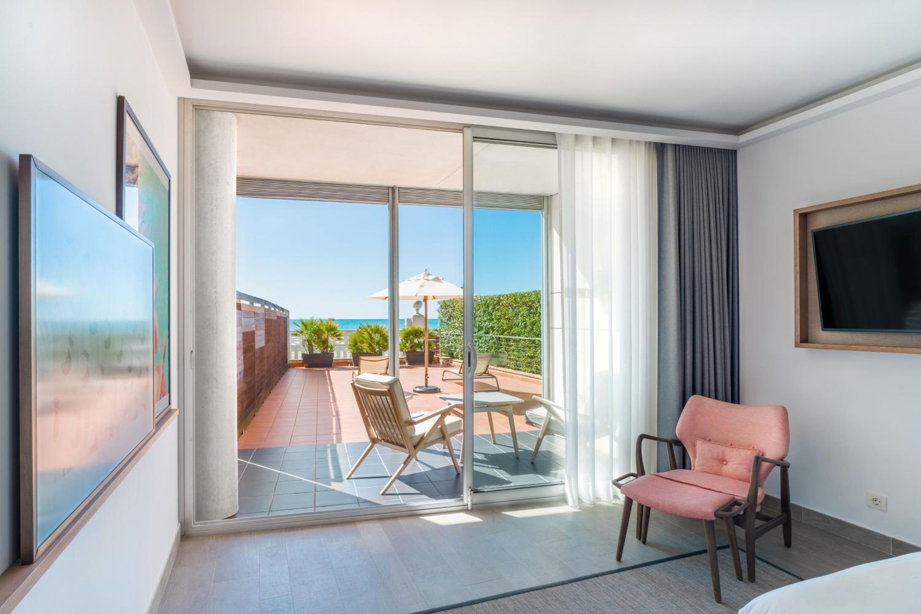 Premium Beachfront Contemporary King Room