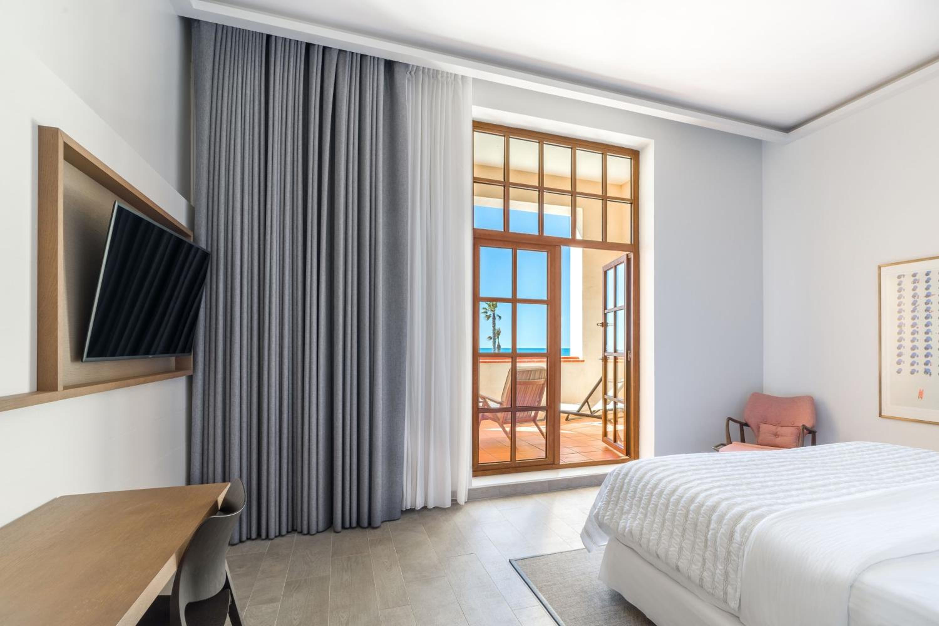 Grand Premium Beachfront Historic King Room thumbnail 5
