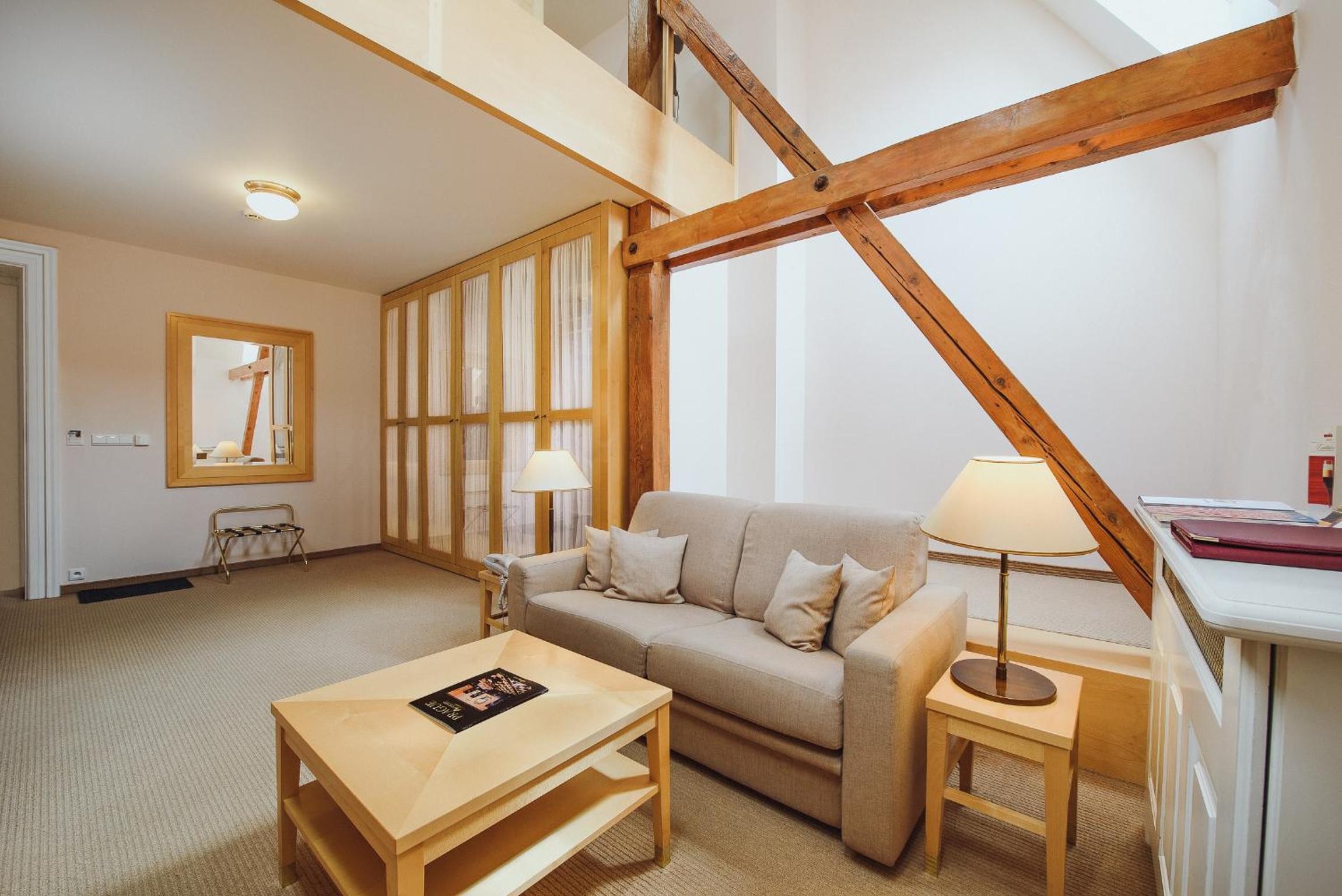 Deluxe Loft Room thumbnail 5