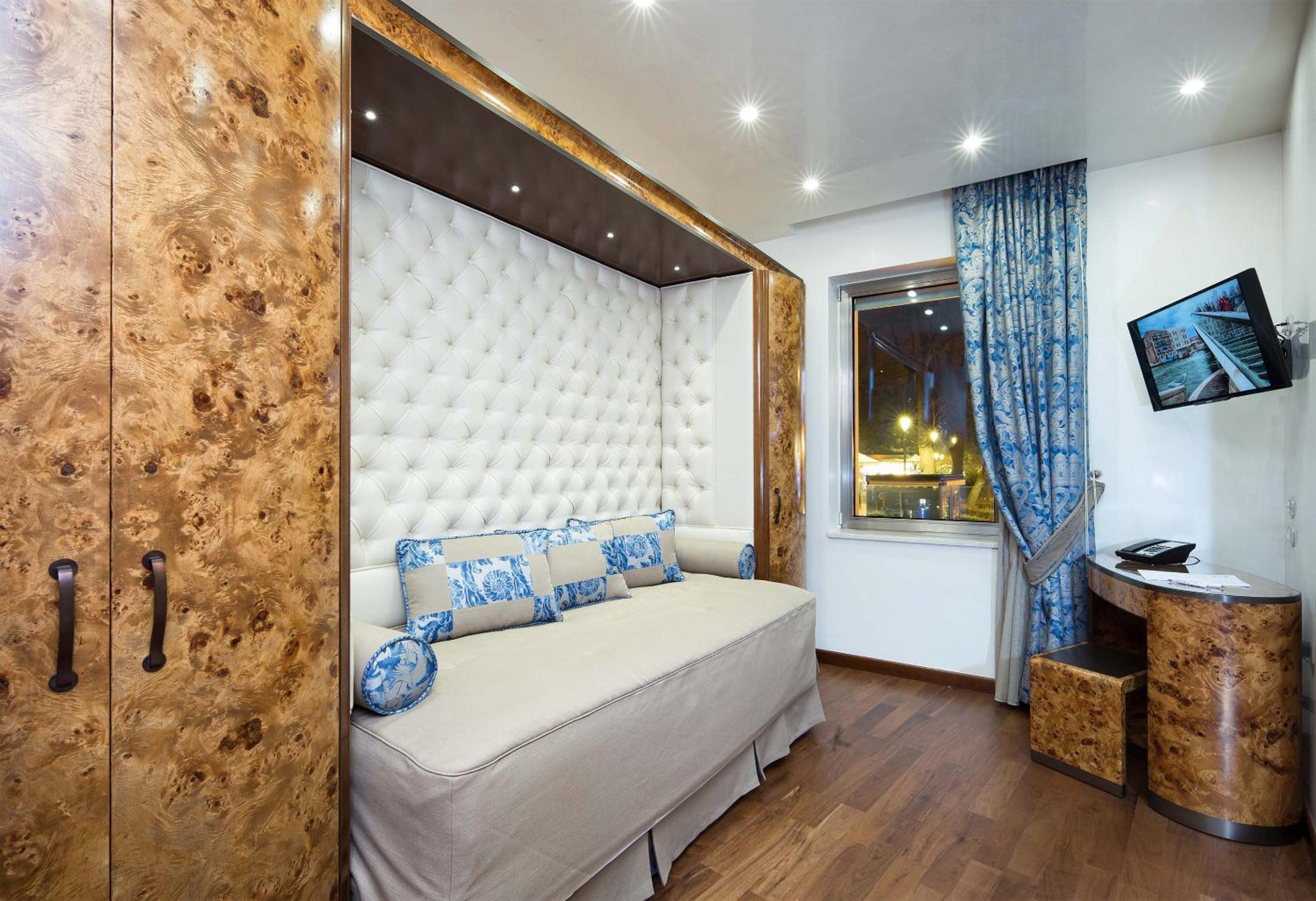 Deluxe Single Room with City View and Full Breakfast