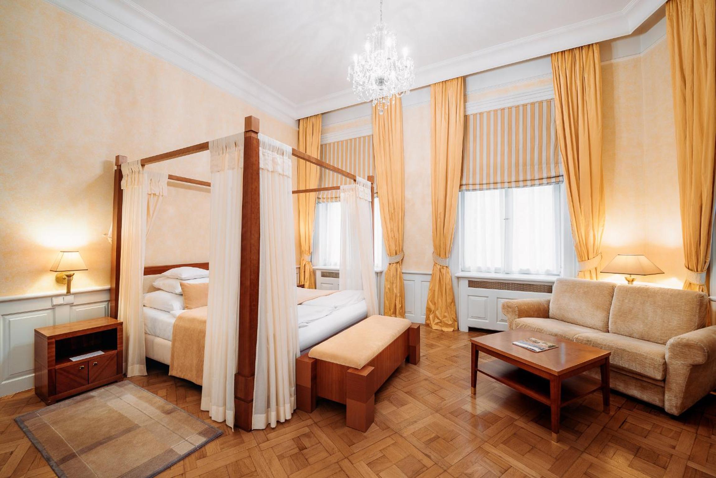 Suite with Old Town Square View thumbnail 6