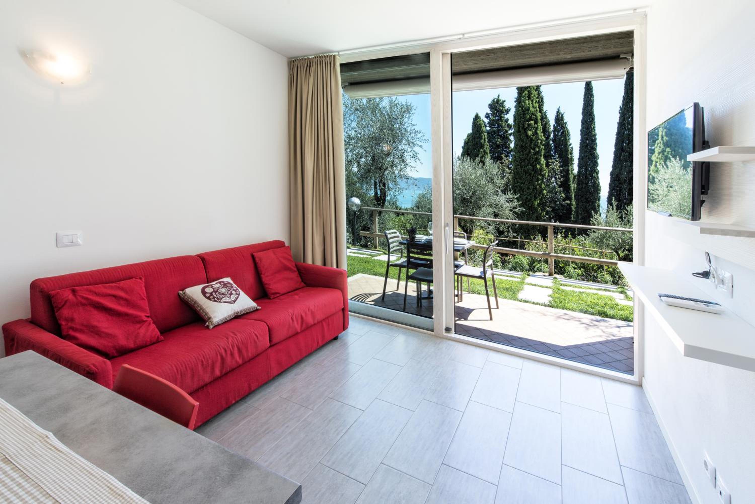 One-Bedroom Apartment with Lake View photo 3
