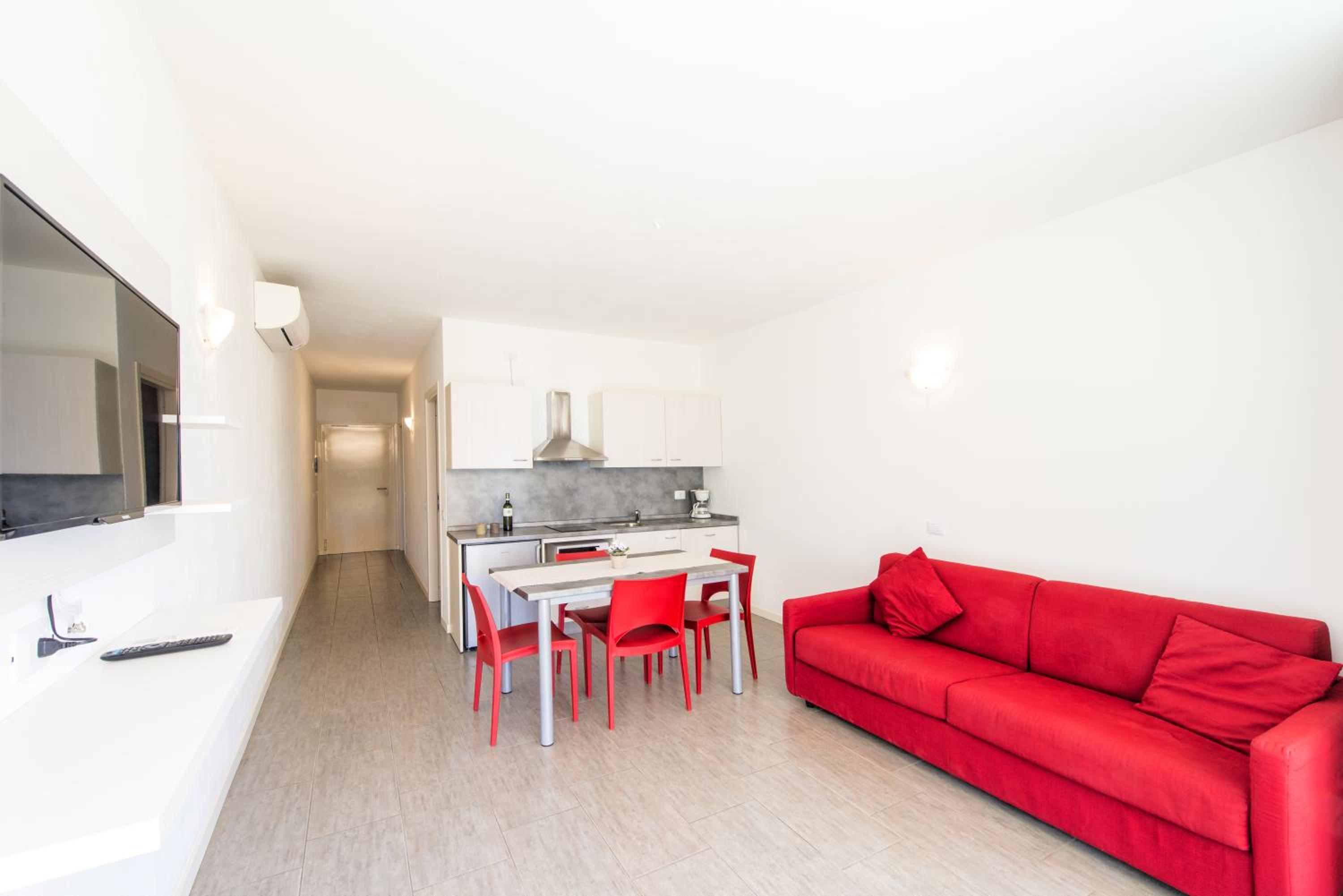 One-Bedroom Apartment with Partial Lake View photo 2