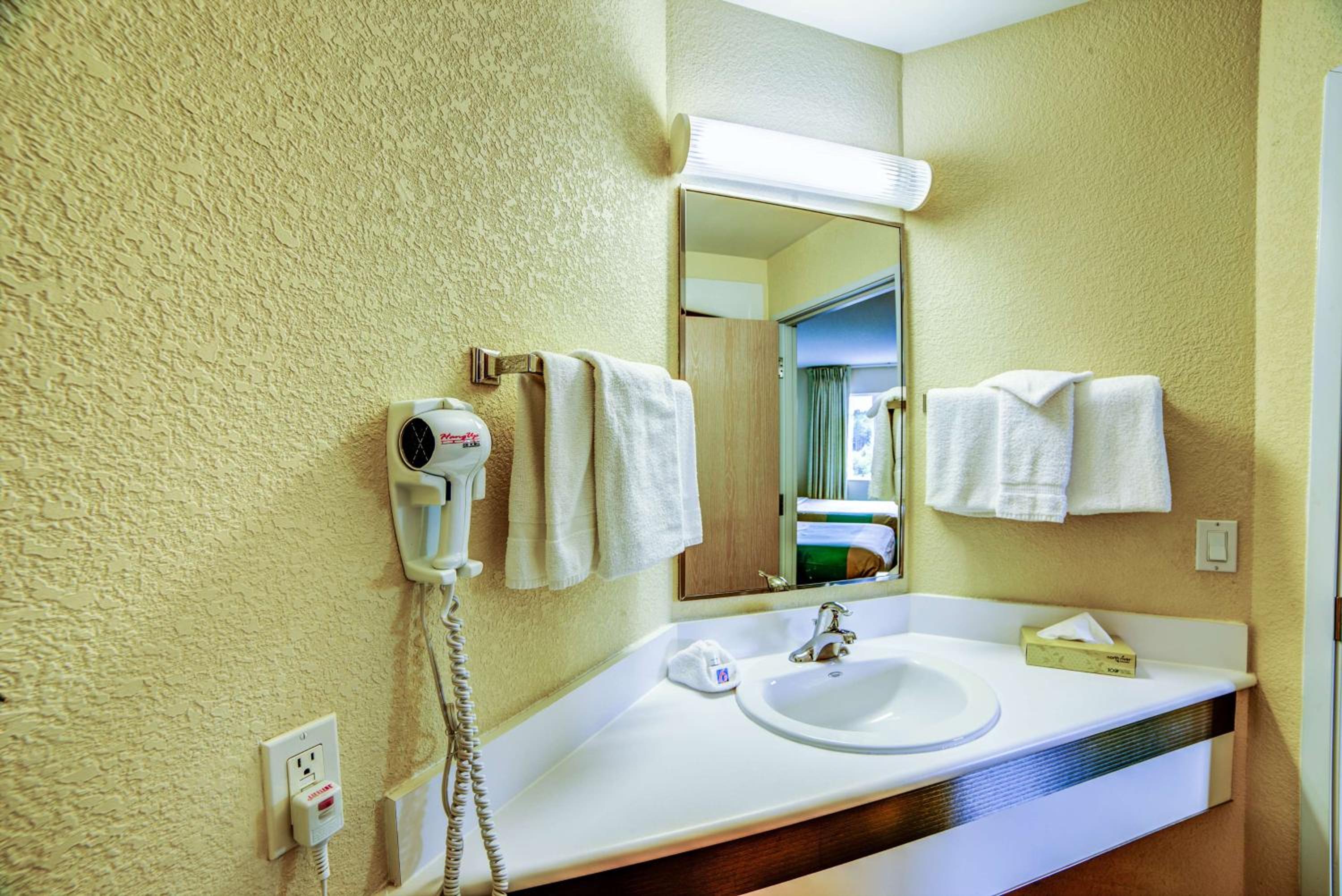 Quadruple Room - Non-Smoking - Photo 6