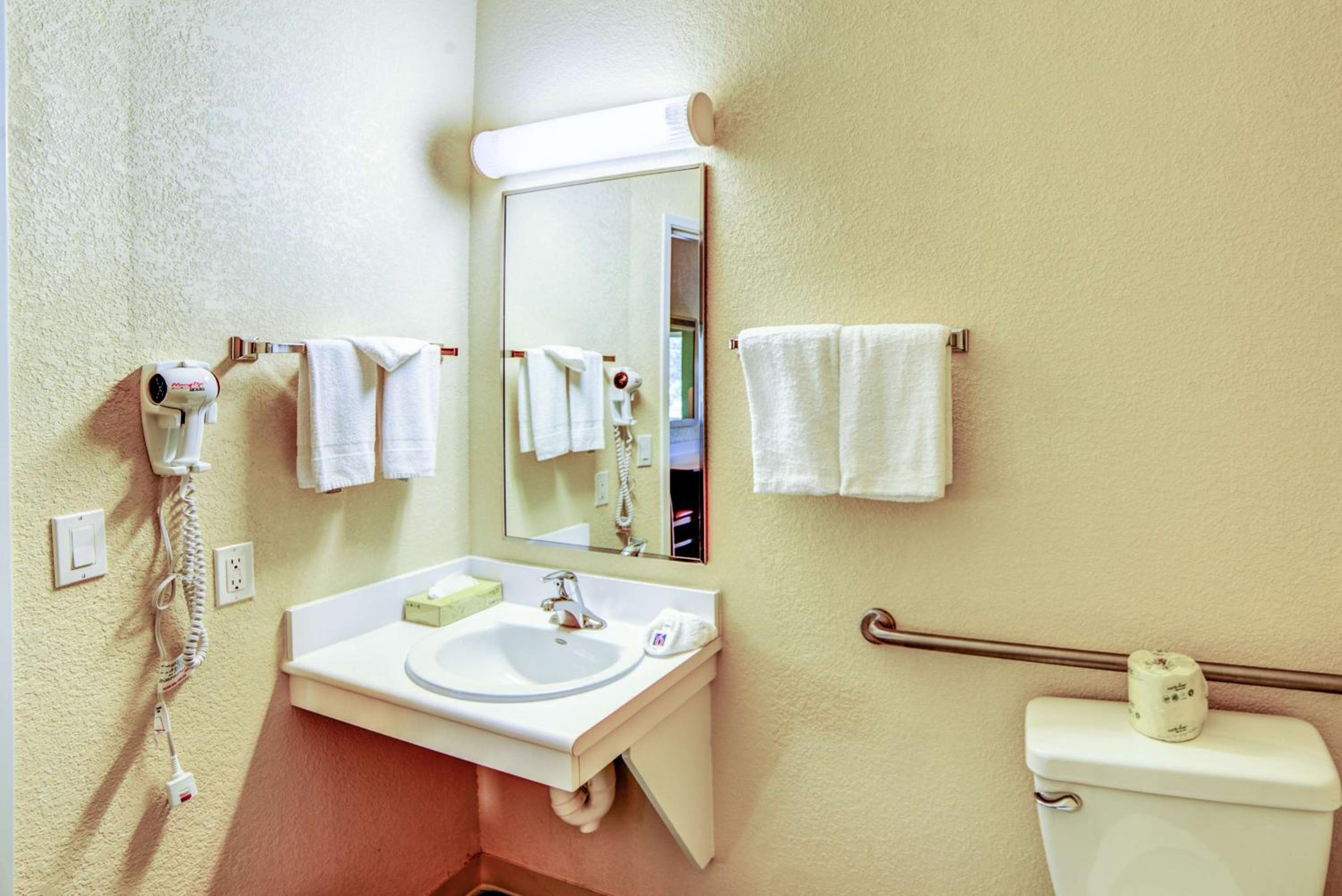 Quadruple Room - Non-Smoking - Photo 3
