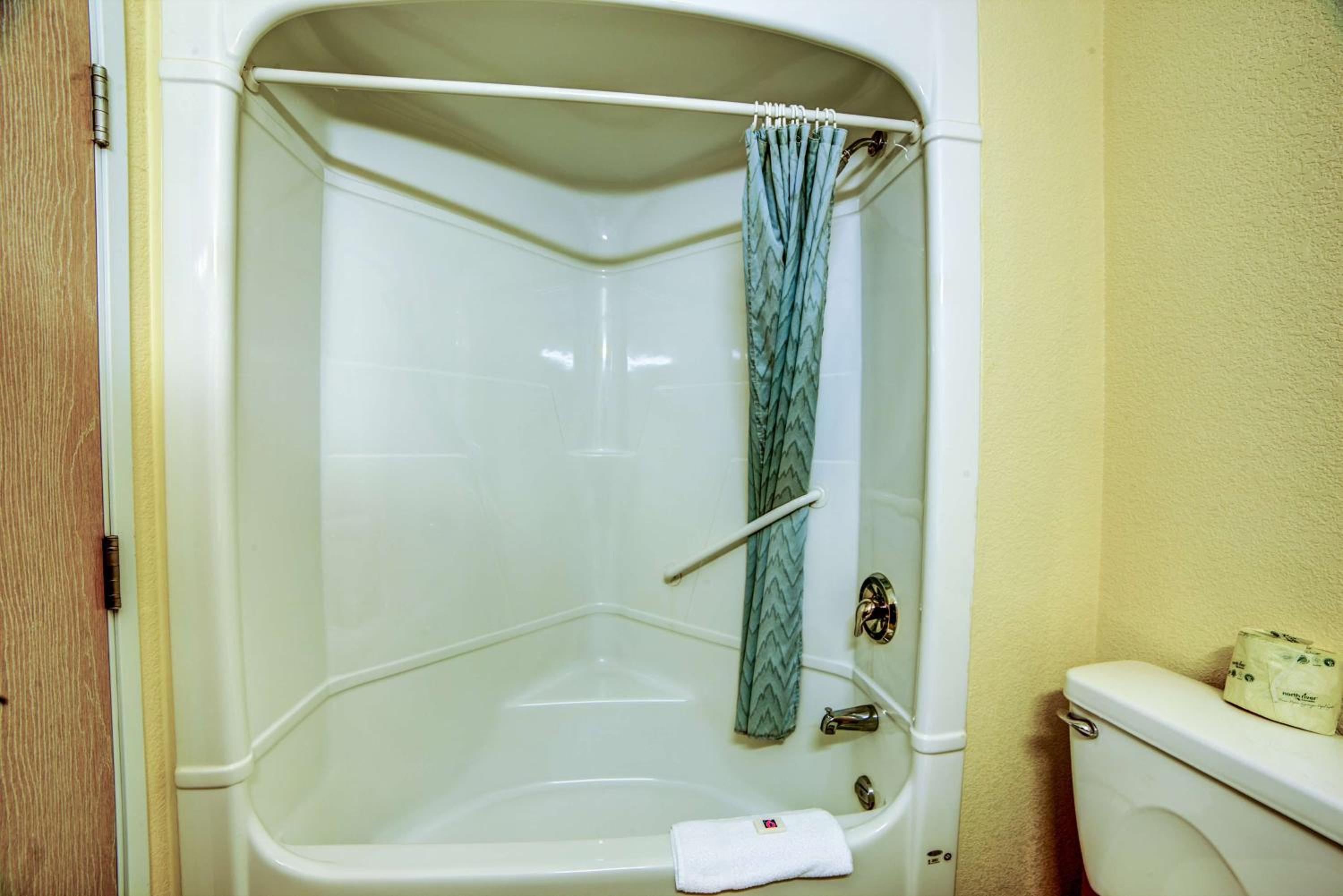 Quadruple Room - Non-Smoking - Photo 5