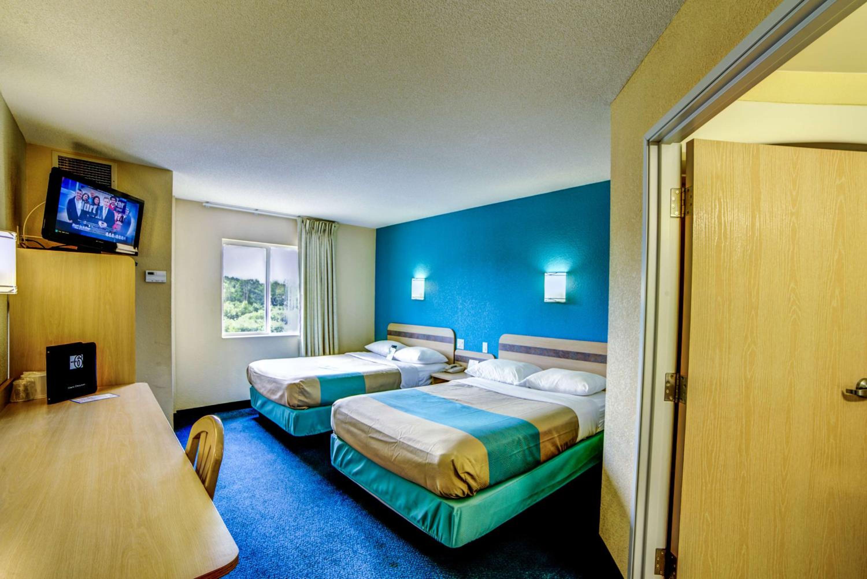 Quadruple Room - Non-Smoking - Photo 2