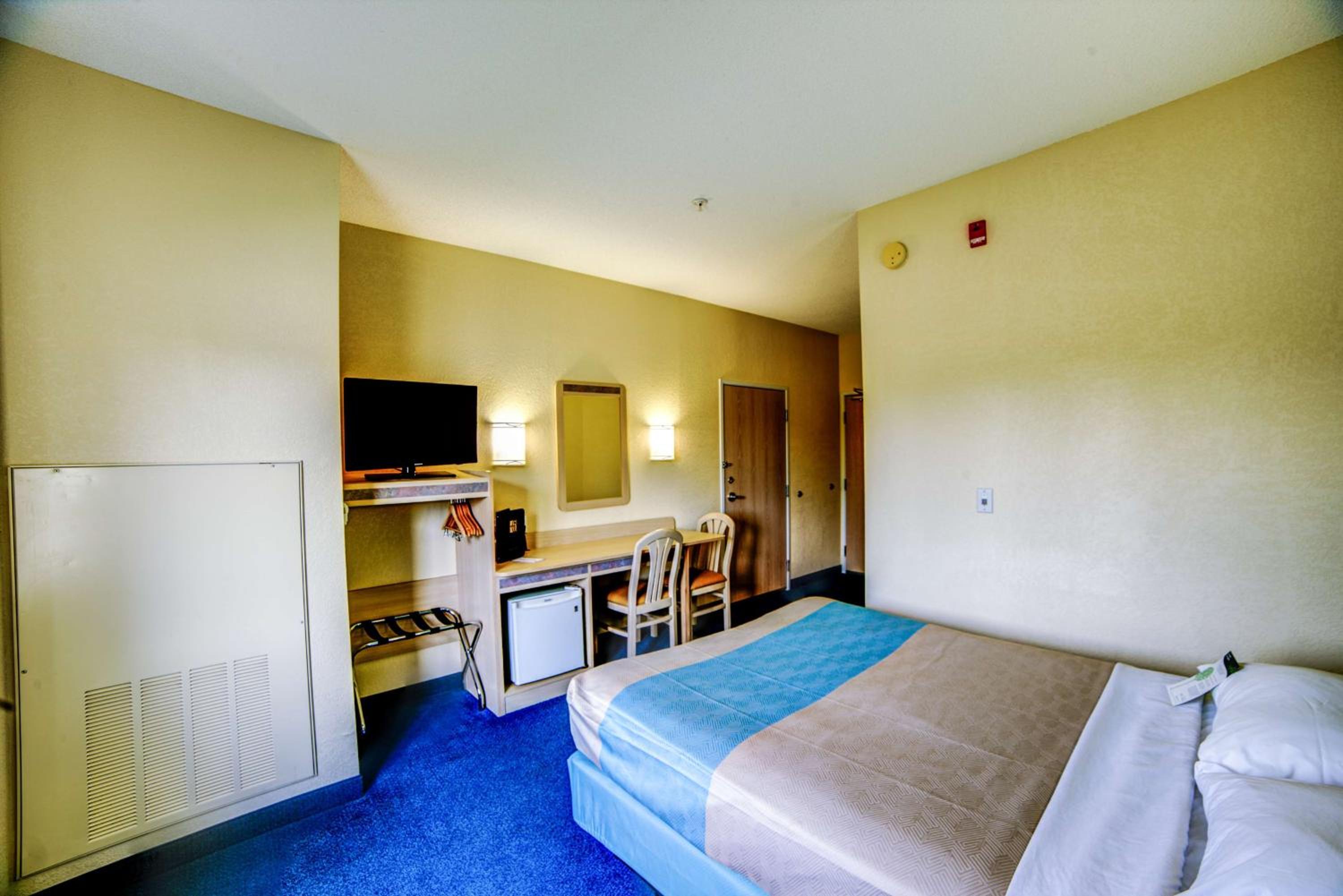 Queen Room - Non-Smoking - Photo 3
