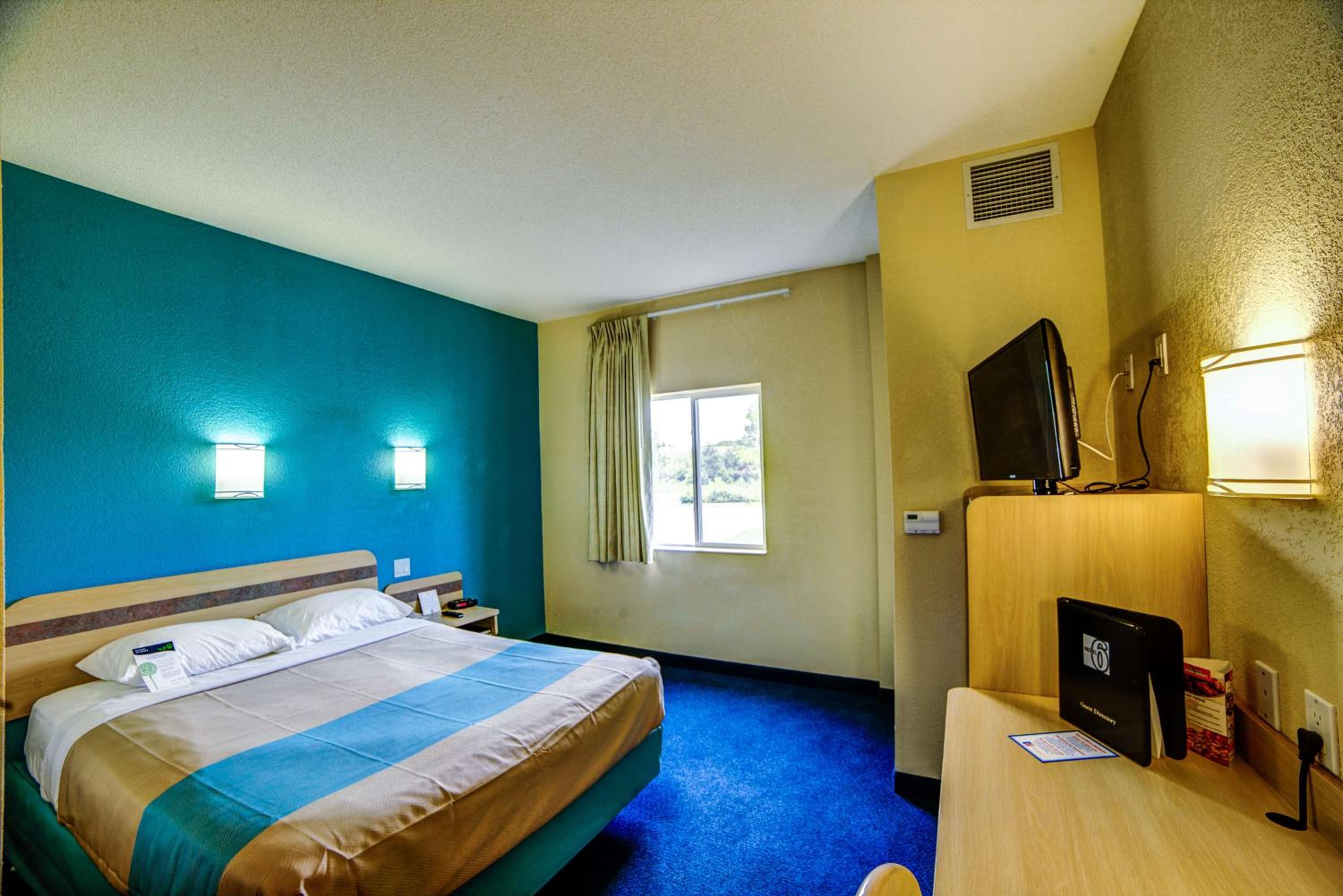 Queen Room - Non-Smoking - Photo 4