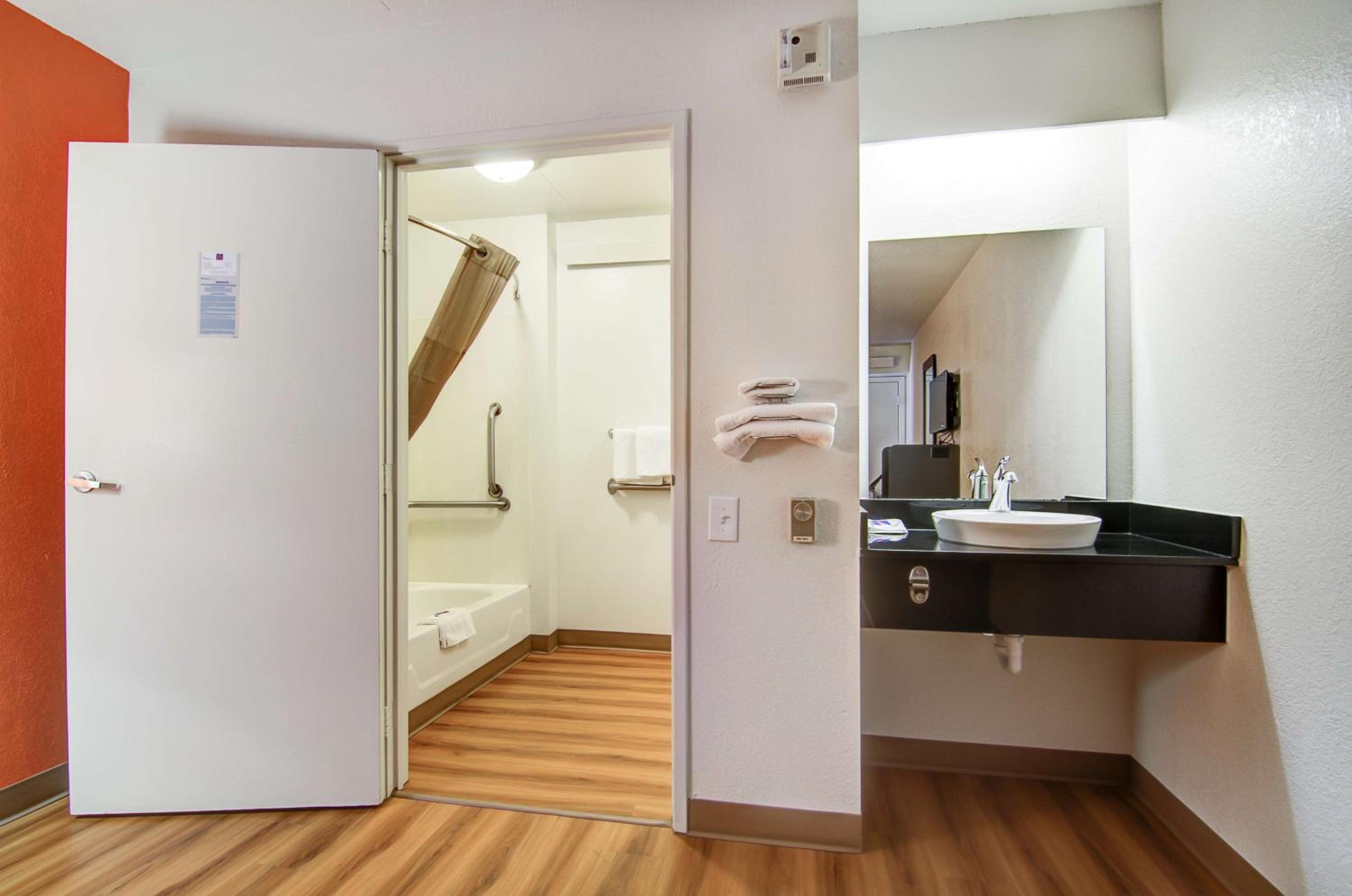 Deluxe Queen Room with Two Queen Beds - Non-Smoking - Photo 2