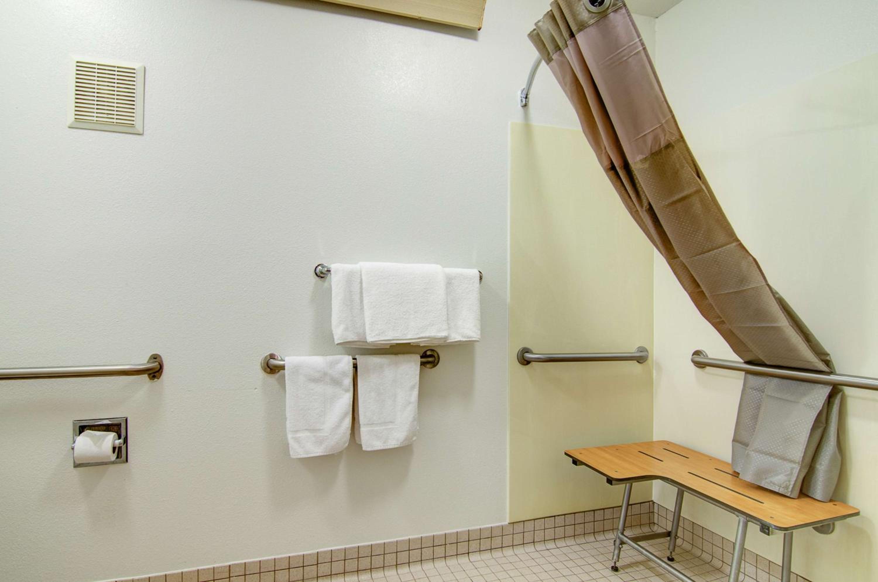 Deluxe King Room - Non-Smoking - Photo 2
