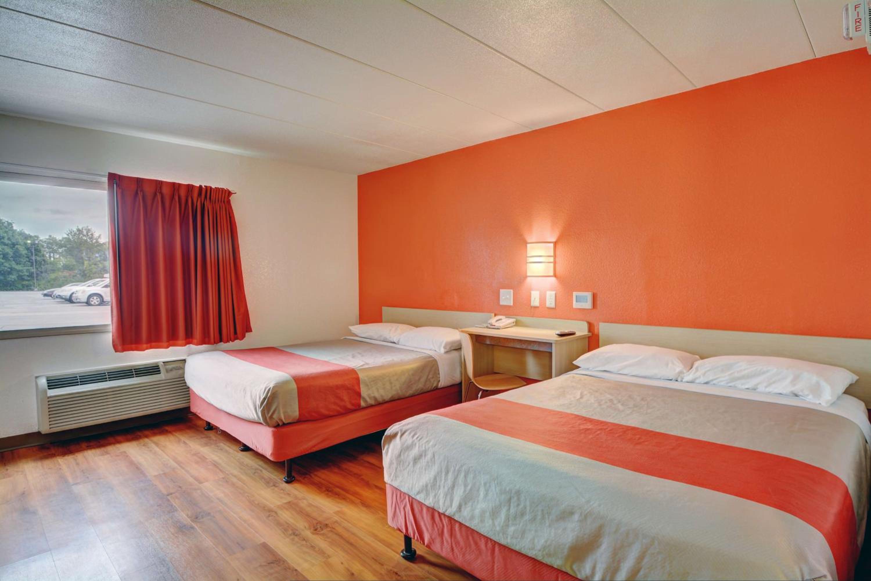 Deluxe Queen Room - Non-Smoking photo 1
