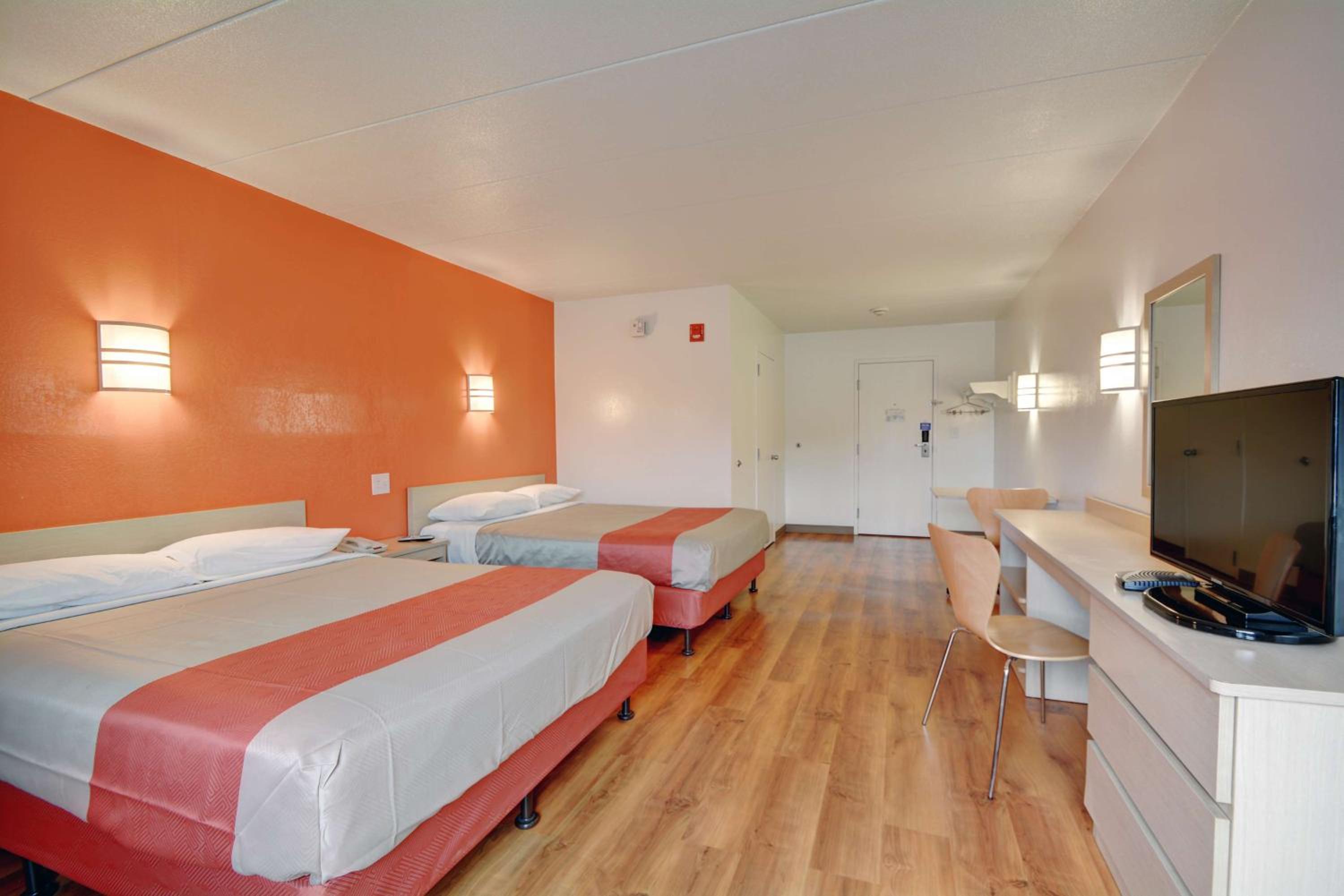 Queen Room with Two Queen Beds - Smoking photo 3