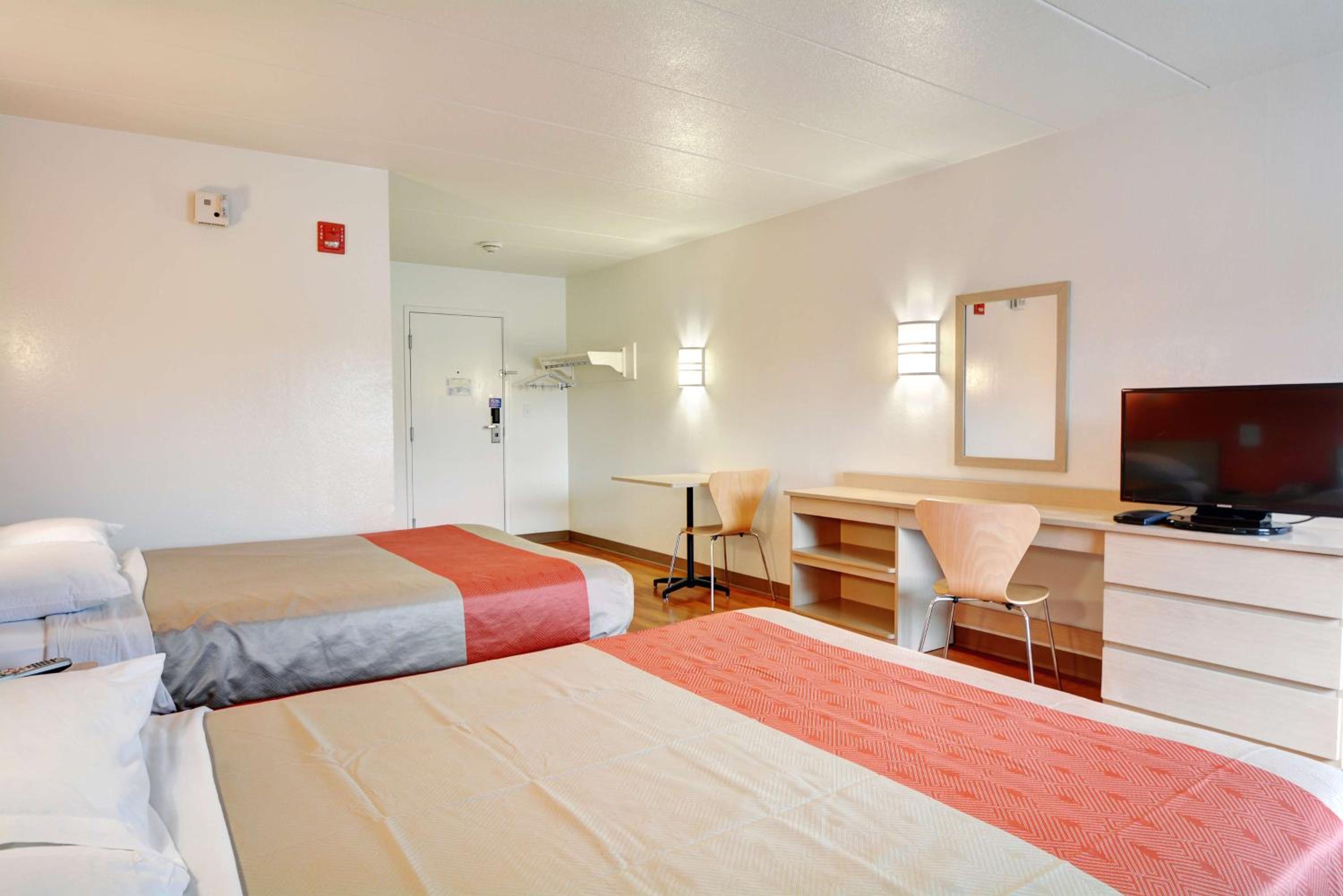 Queen Room with Two Queen Beds - Smoking photo 2
