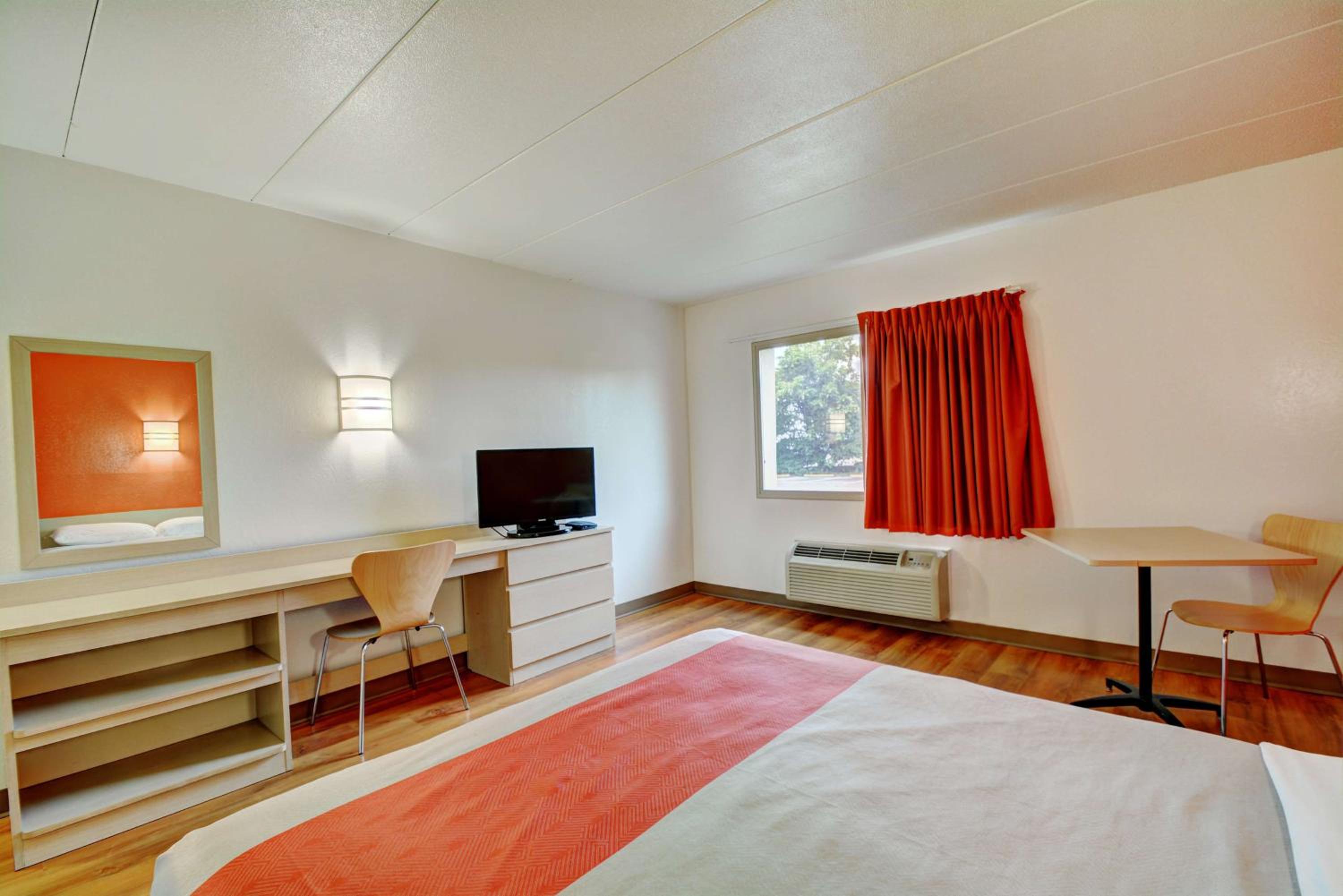 Queen Room with Two Queen Beds - Smoking photo 1