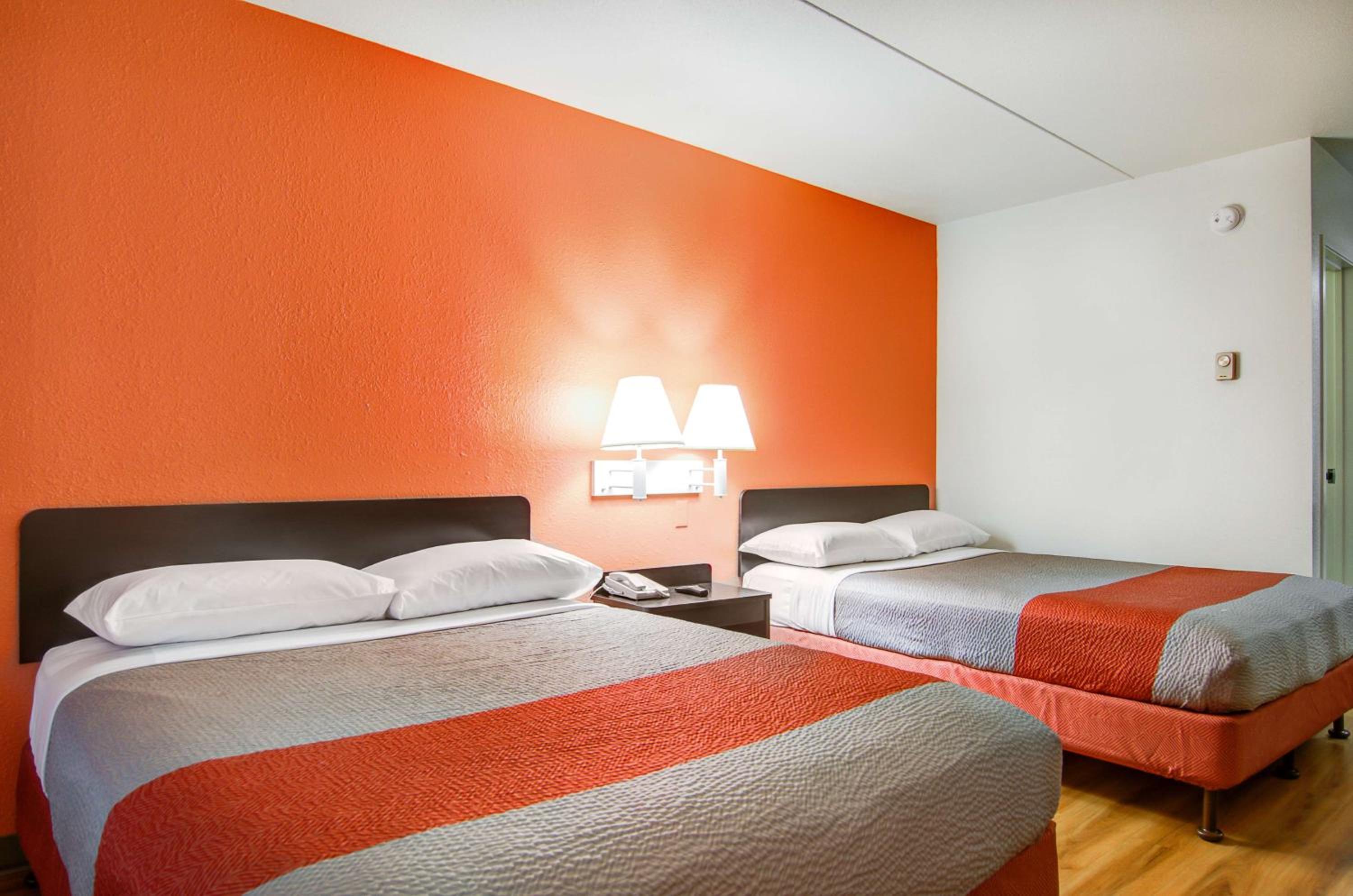 Deluxe Queen Room with Two Queen Beds - Non-Smoking - Photo 4