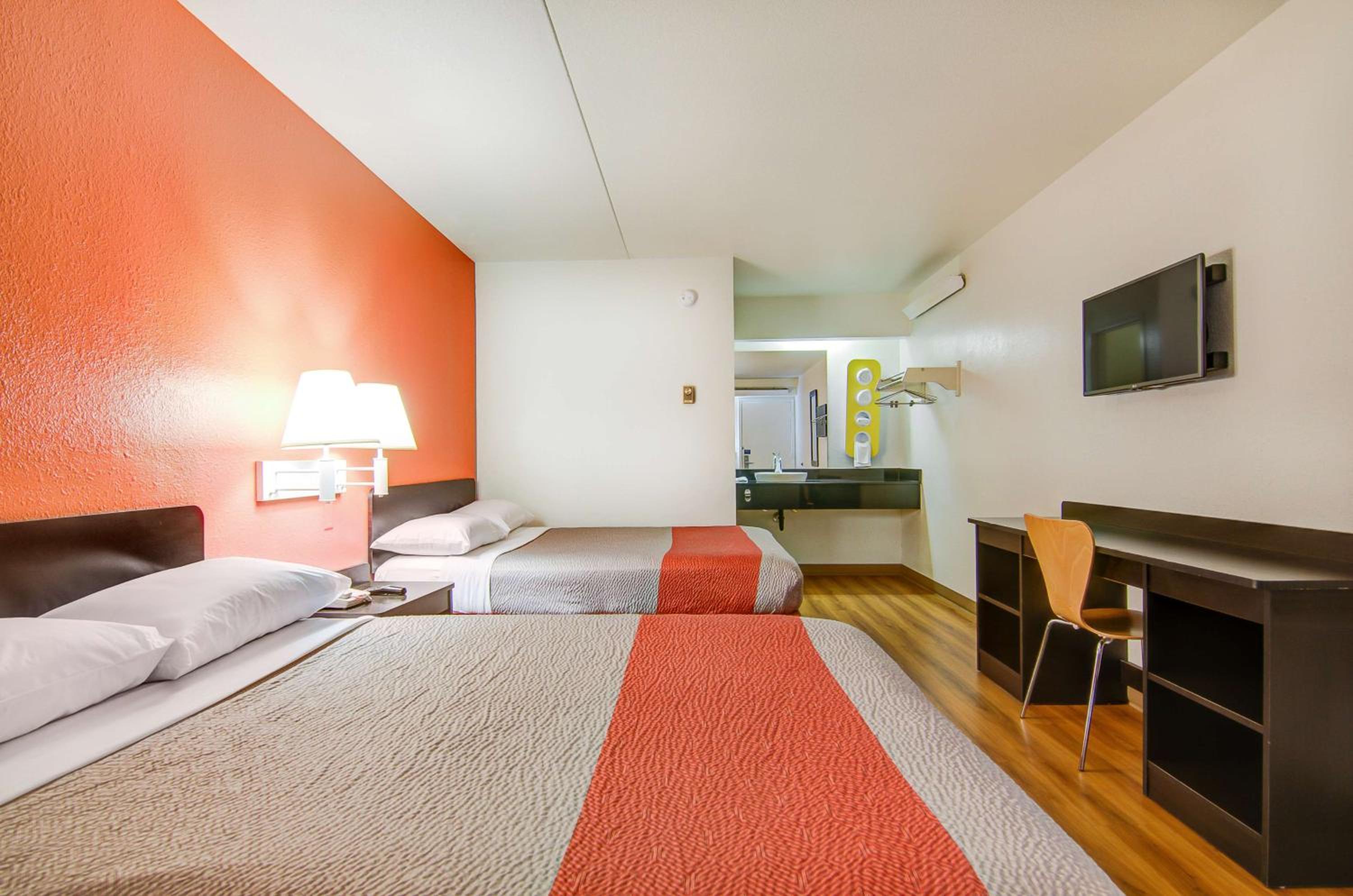 Deluxe Queen Room with Two Queen Beds - Non-Smoking - Photo 3