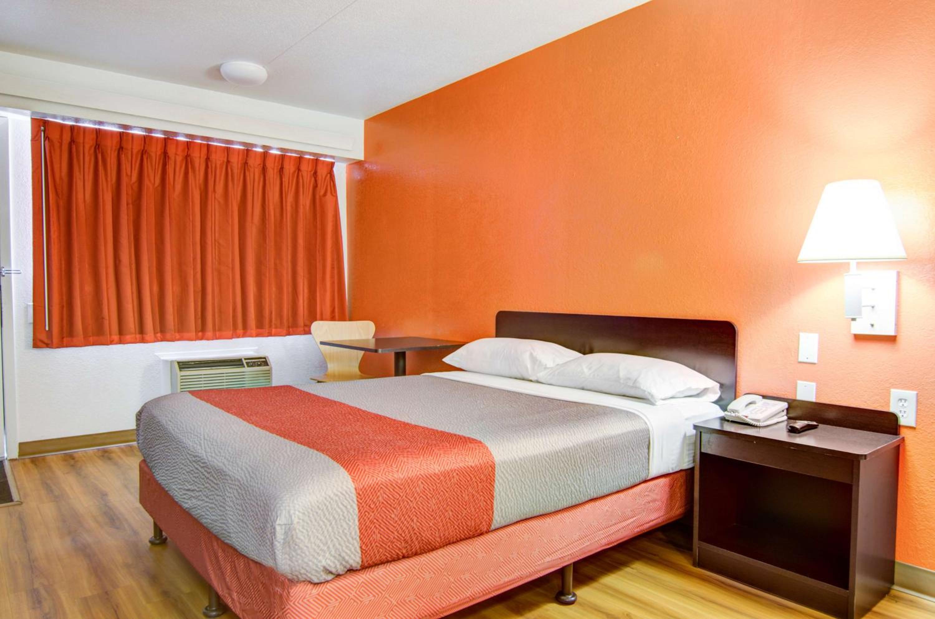 Deluxe King Room - Non-Smoking - Photo 4
