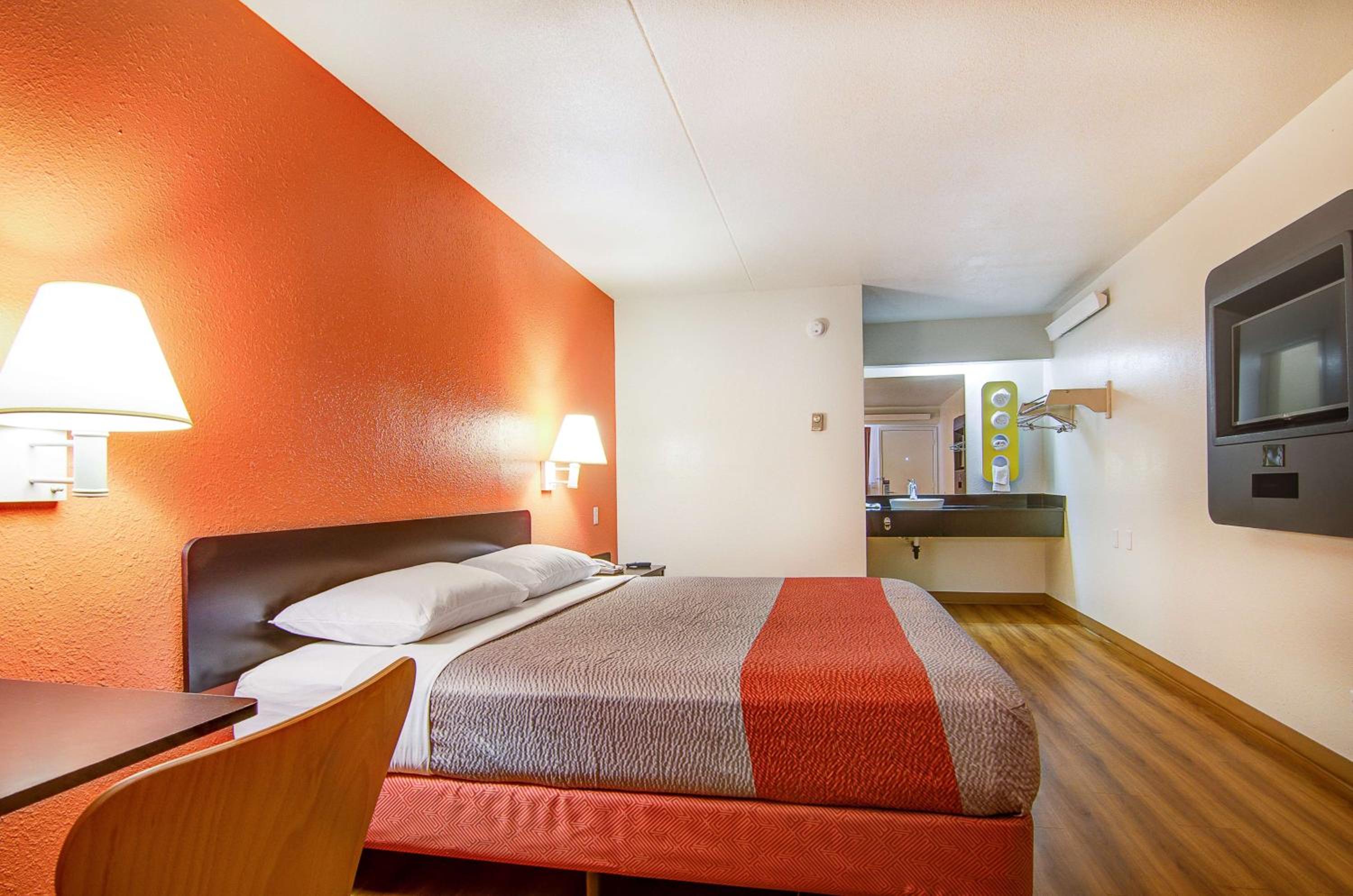 Deluxe King Room - Non-Smoking - Photo 3