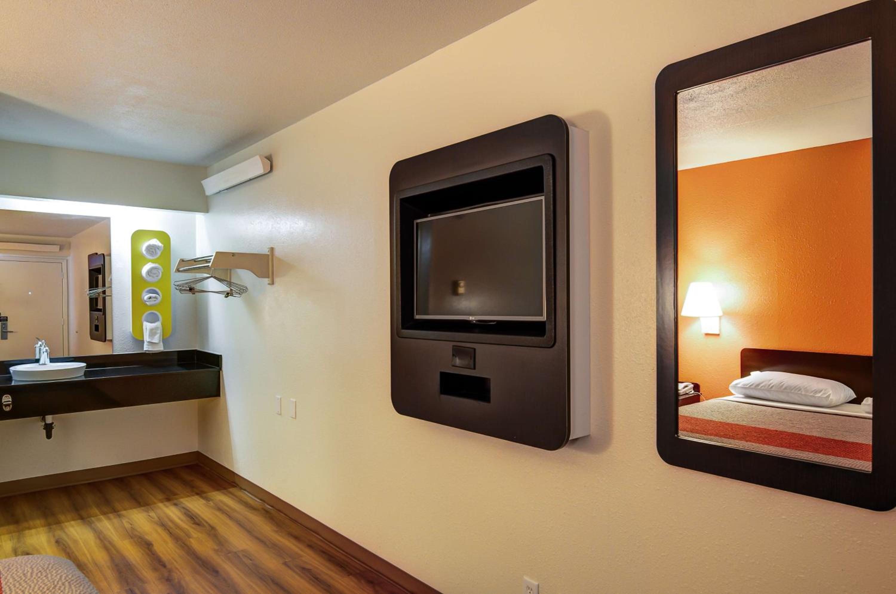Deluxe Queen Room - Non-Smoking photo 3