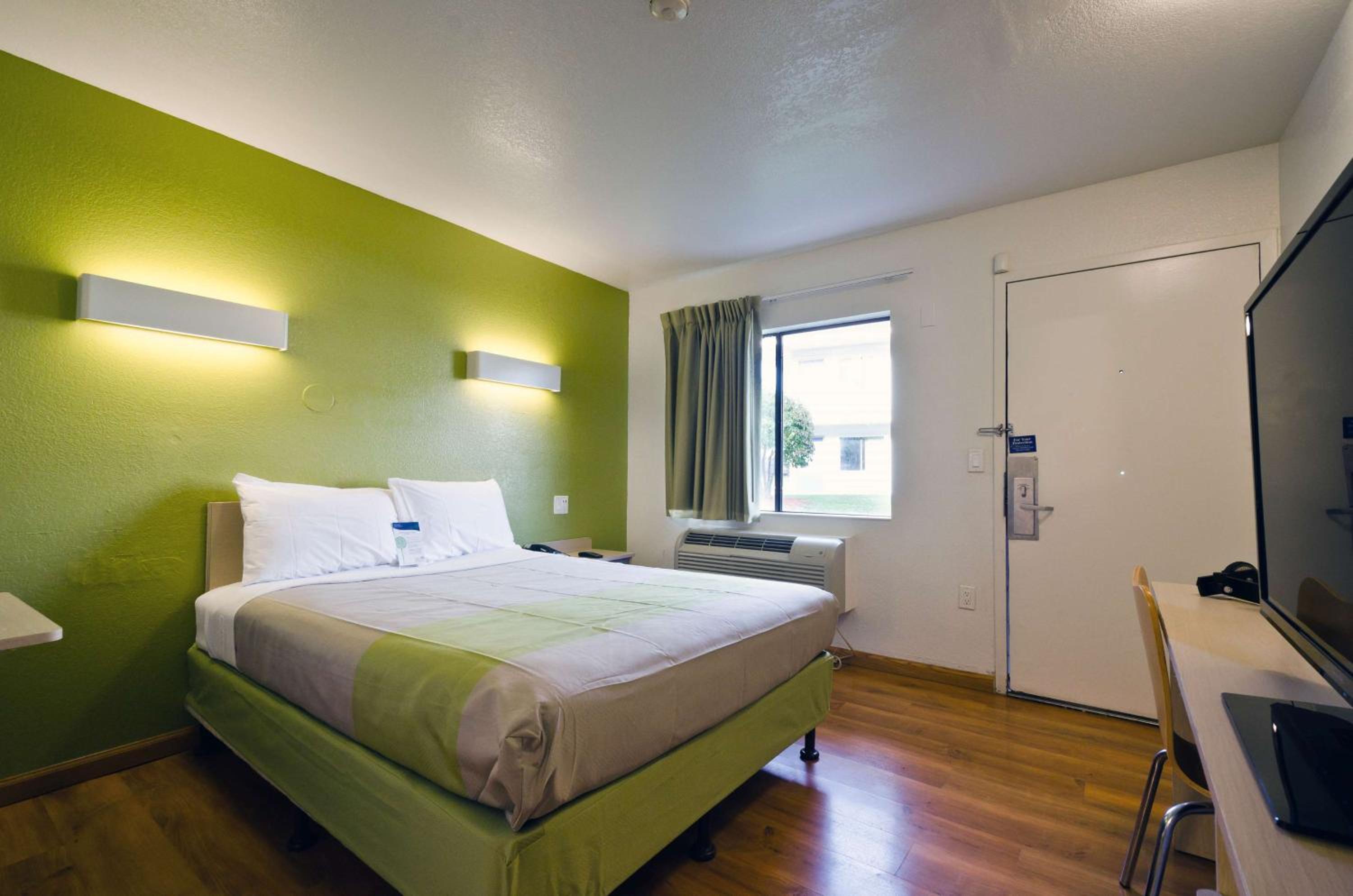 Deluxe Queen Room - Non-Smoking