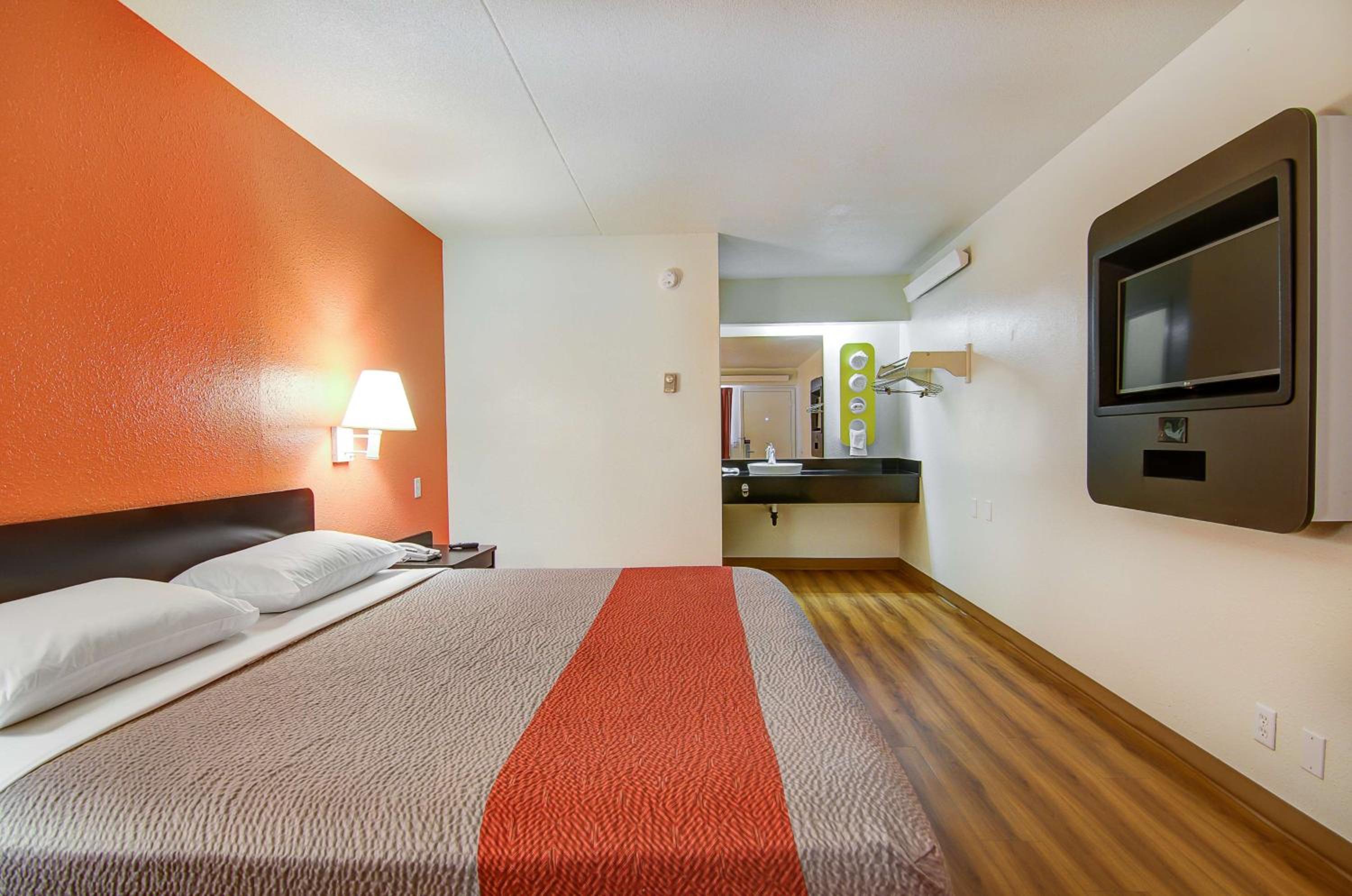 King Room - Non-Smoking - Photo 3