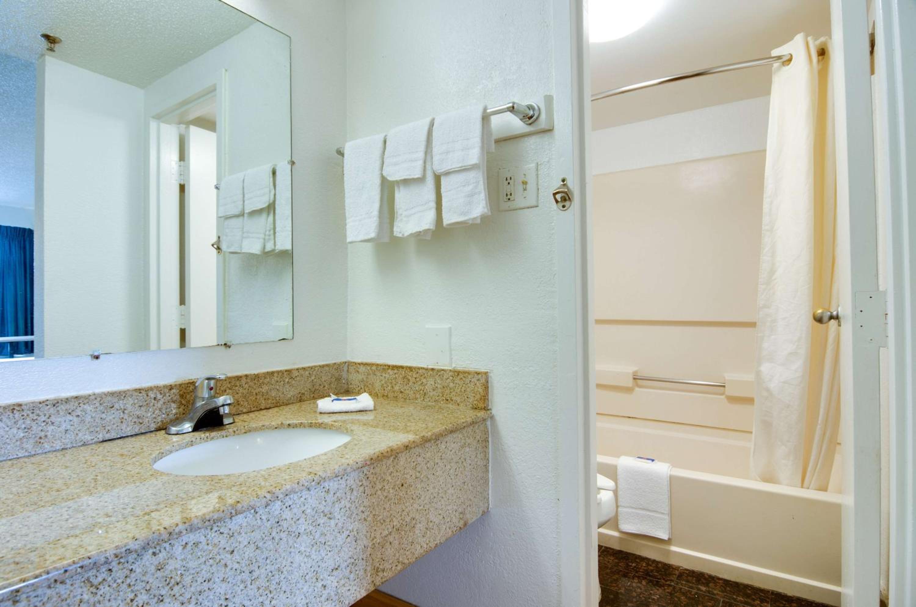 Quadruple Room - Non-Smoking - Photo 7